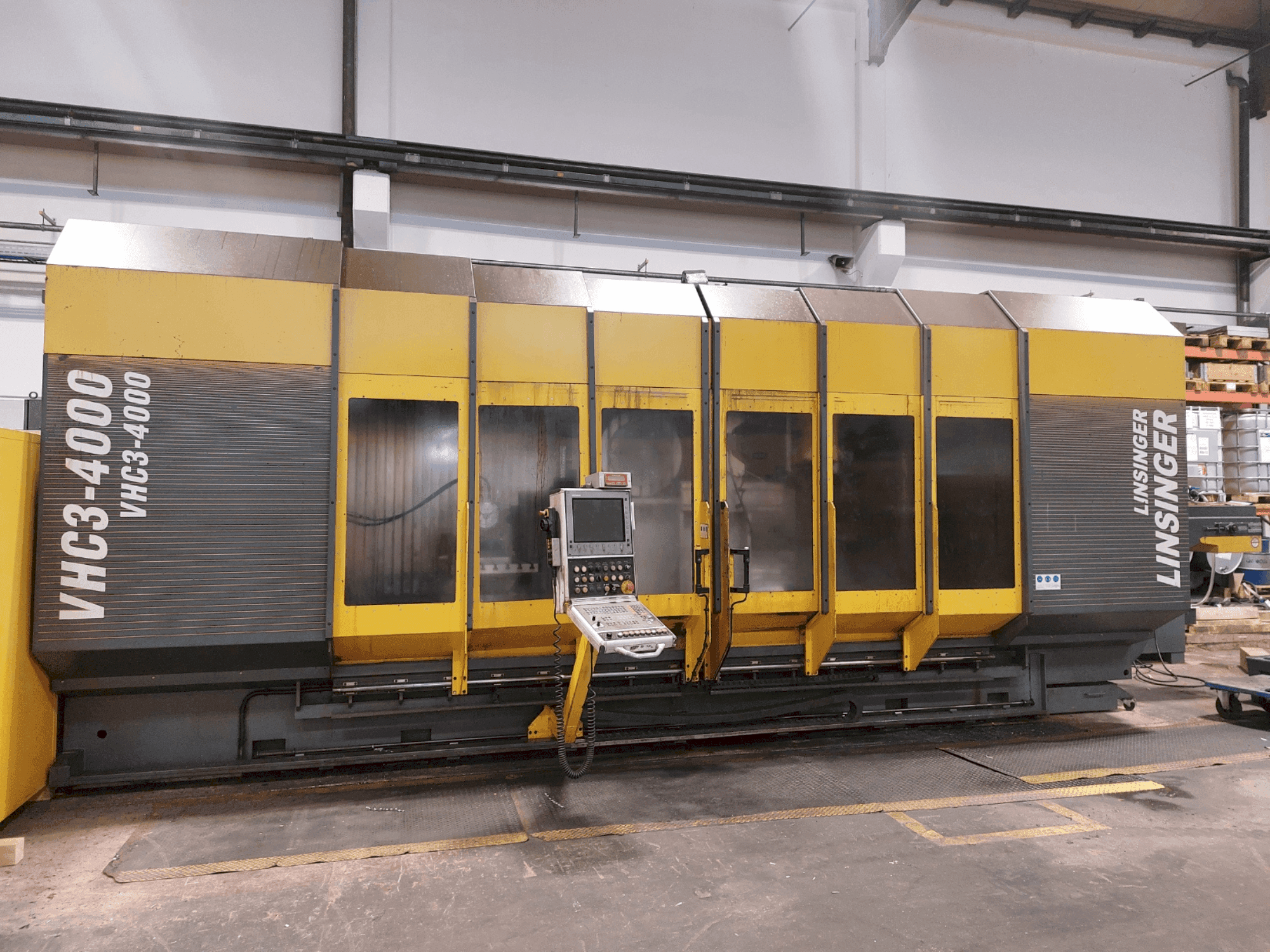 A AXA VHC 3-4000 M/2E gép elölnézete