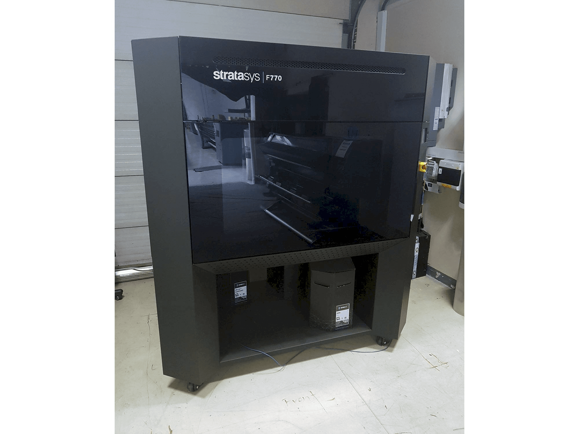 A Stratasys F770 gép elölnézete
