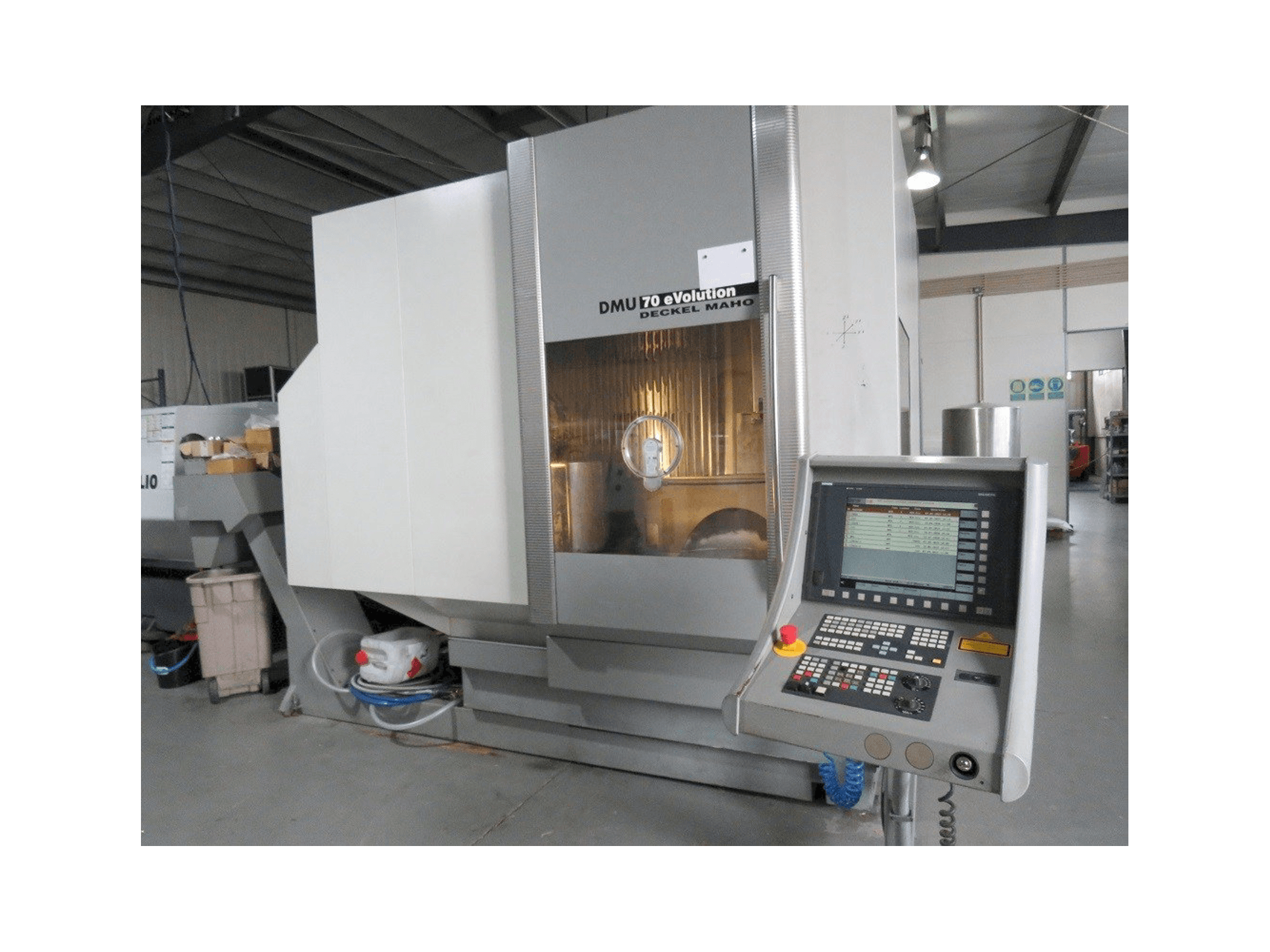 A DECKEL MAHO DMU 70 eVolution gép elölnézete