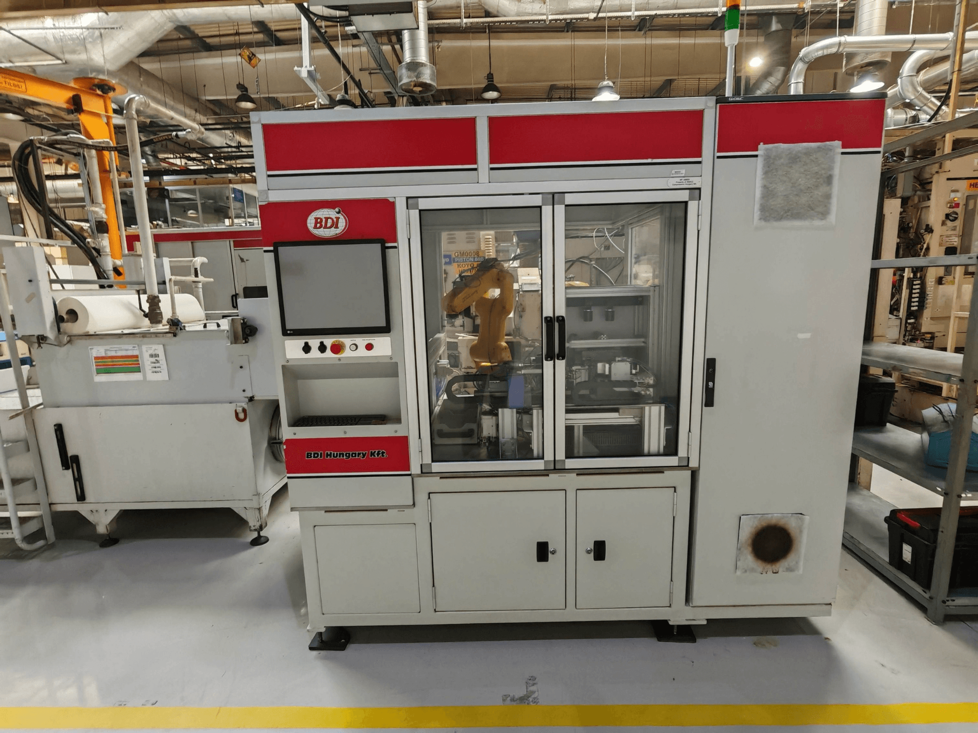 KOYO 4515C központ nélküli csiszológép, elölnézet, amelyen látható a vezérlőpanel és a robotkar, gyári környezetben.