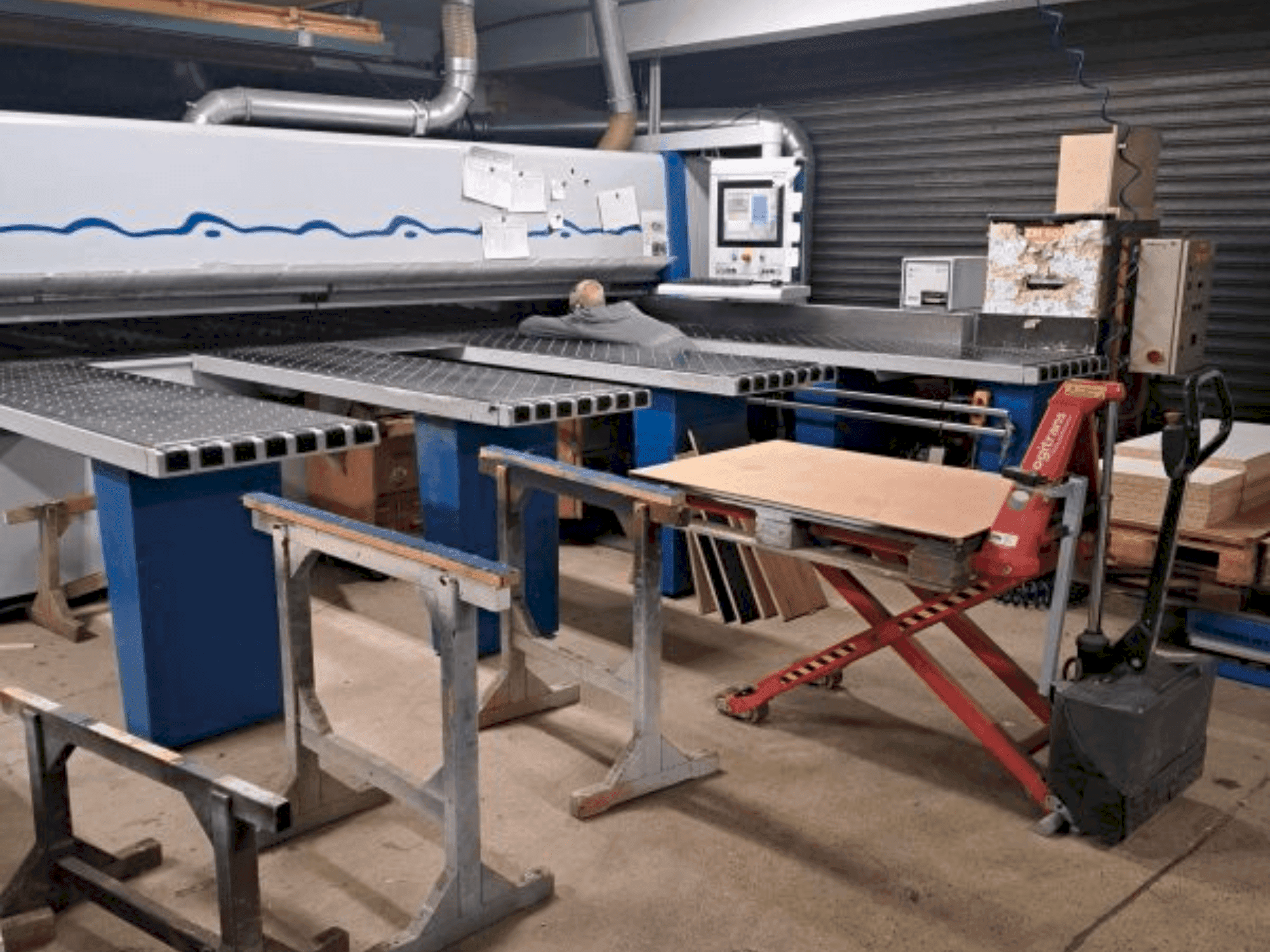 A HOLZMA HPL/42/22 gép elölnézete