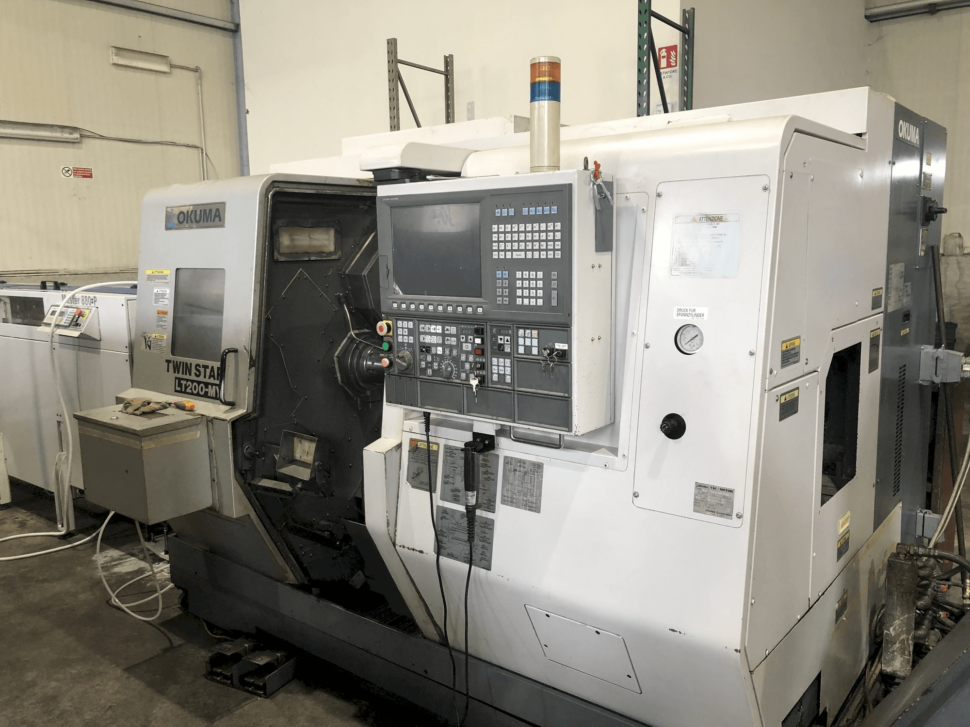 A Okuma LT200-MY gép elölnézete
