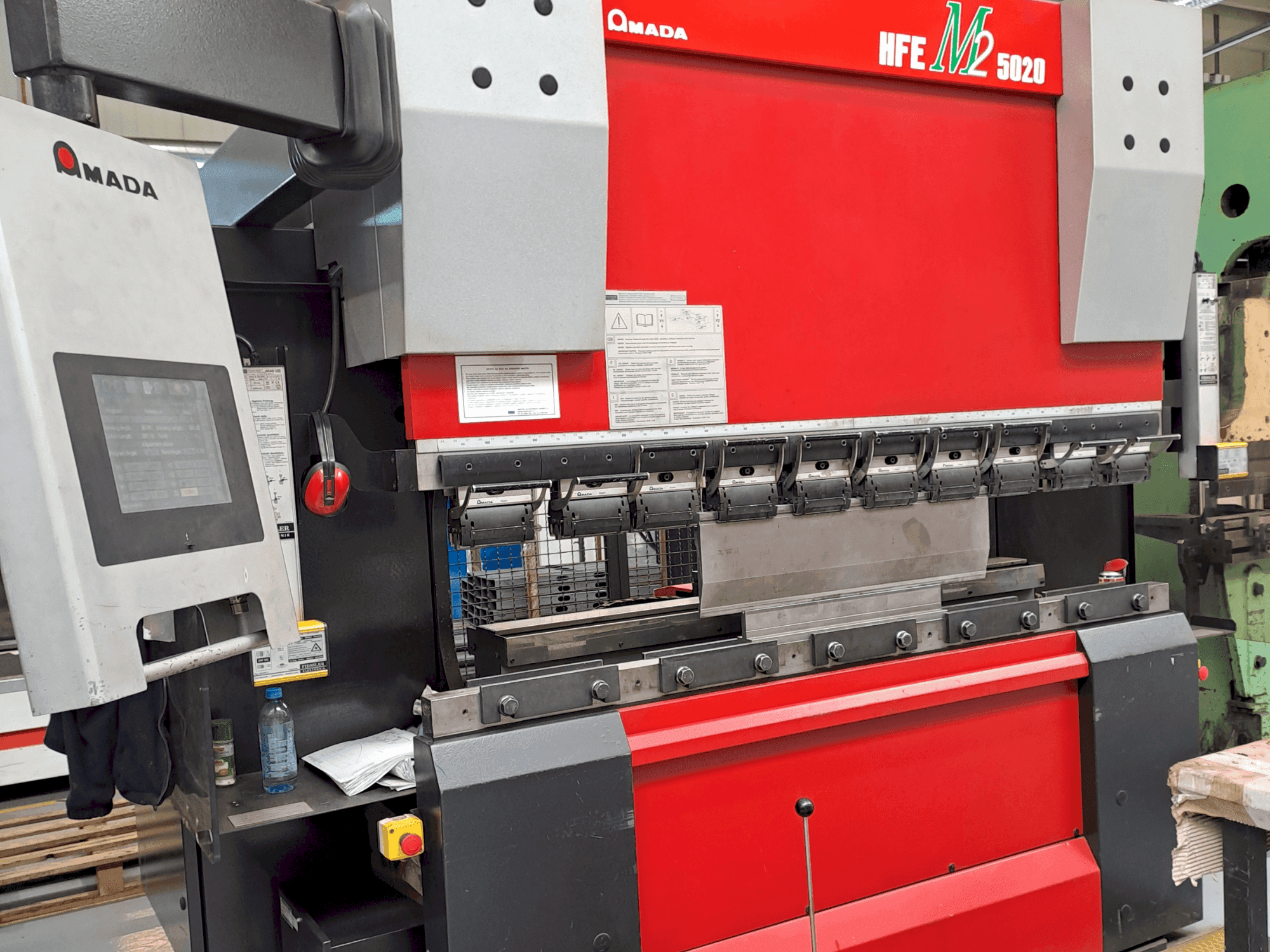 A AMADA HFE M2 5020 gép elölnézete