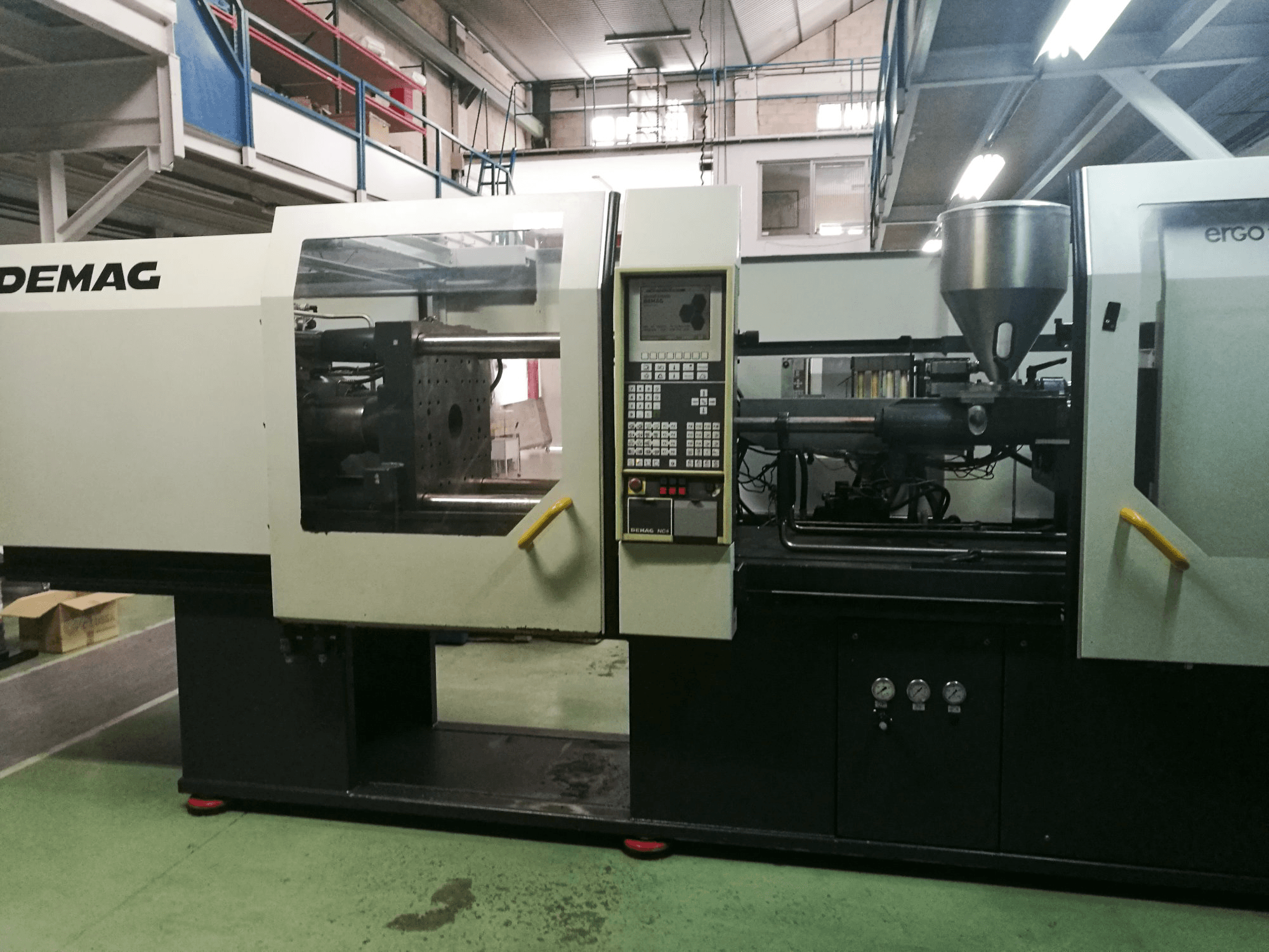A DEMAG ERGOtech 110-430 compact gép elölnézete