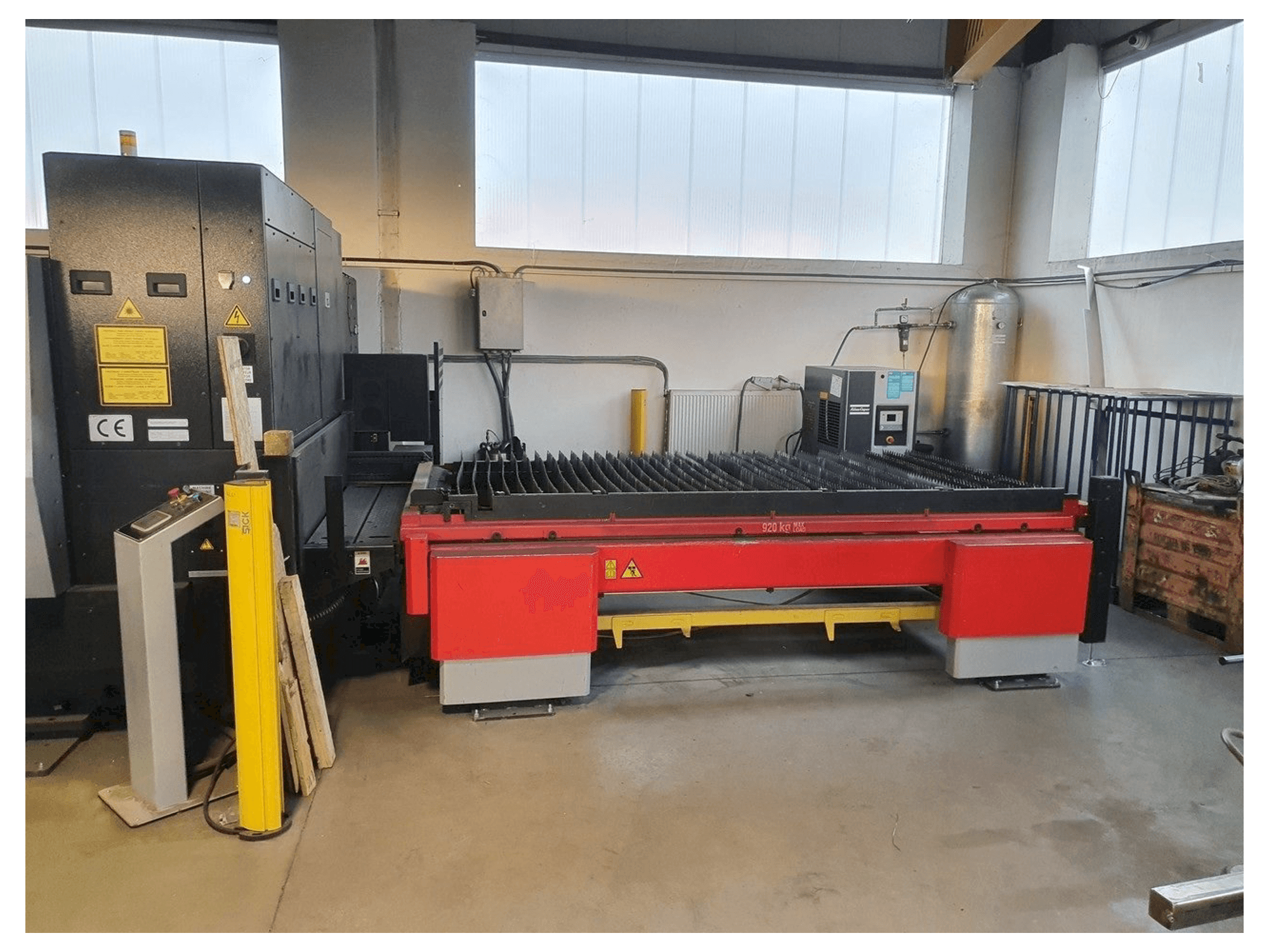 A AMADA 3015 AJ gép elölnézete