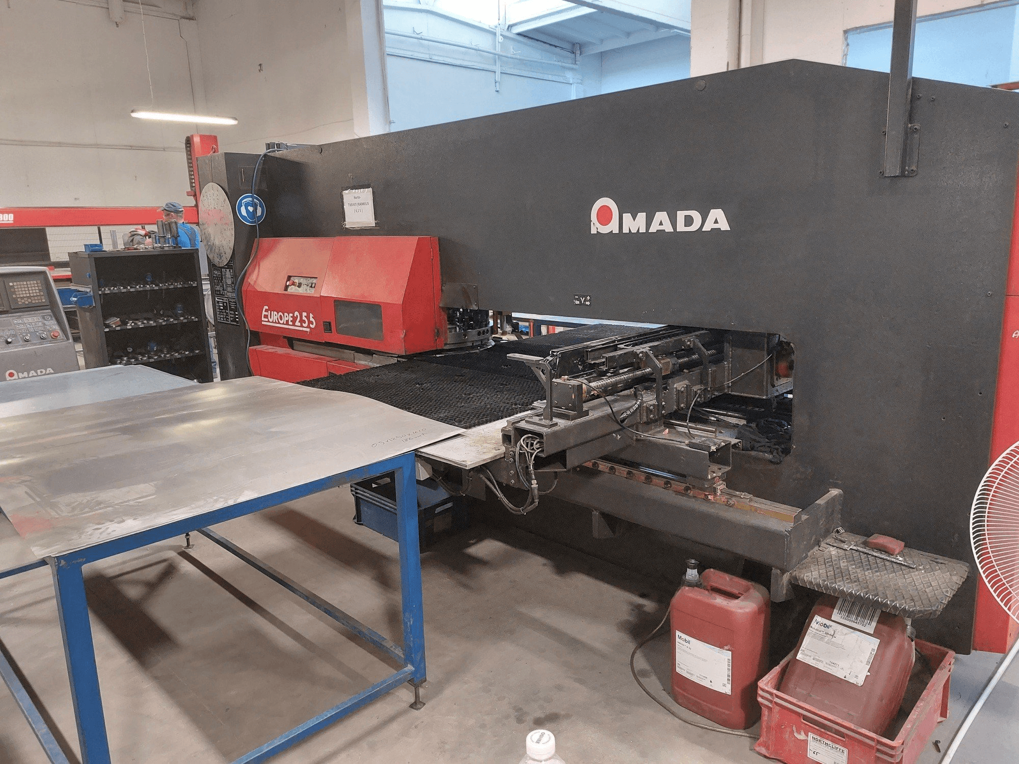 A AMADA Europe 255 gép elölnézete