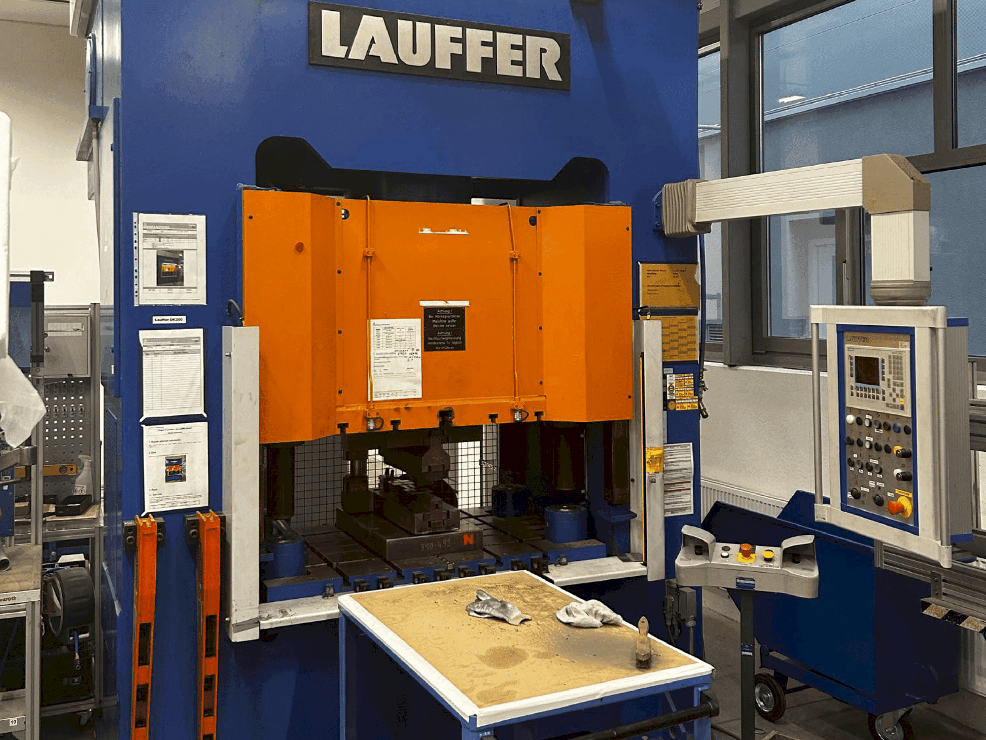 A LAUFFER DK 200 (2007) gép elölnézete