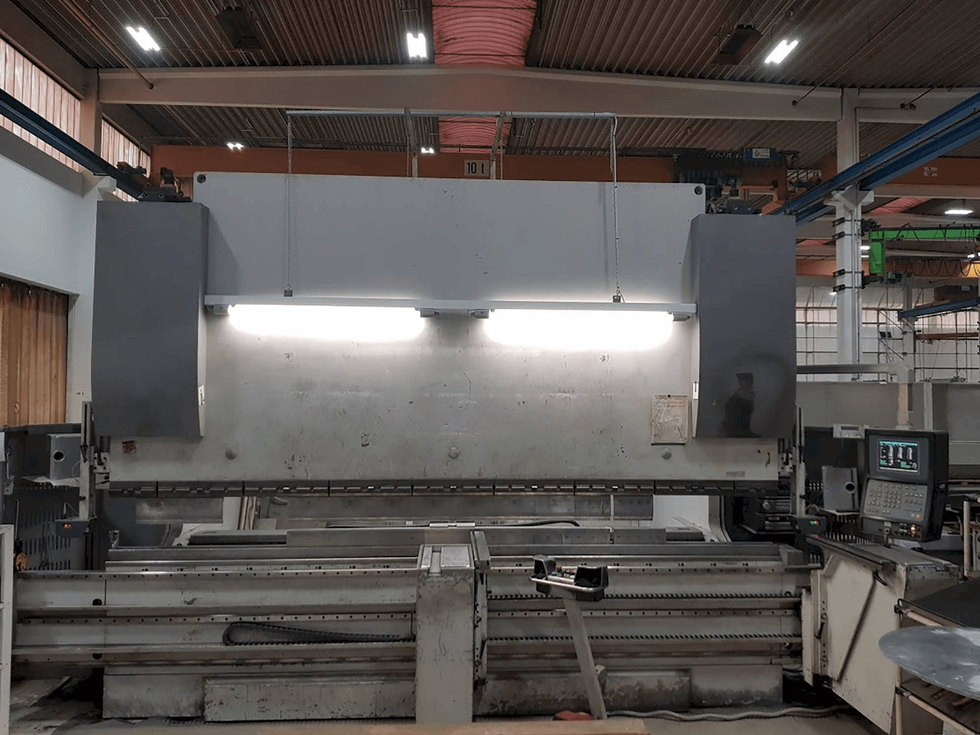 A EHT Multipress 300-40 gép elölnézete