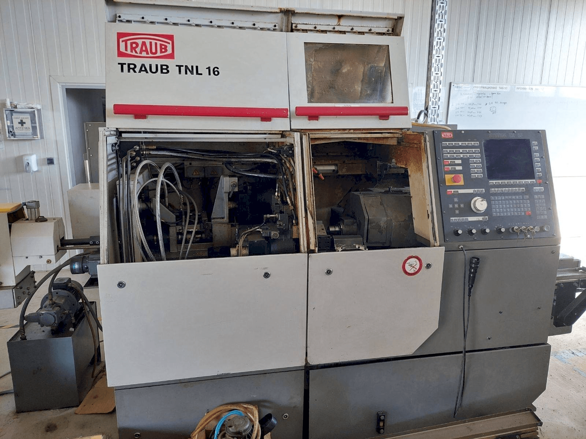 A TRAUB TNL16G-TX8F gép elölnézete