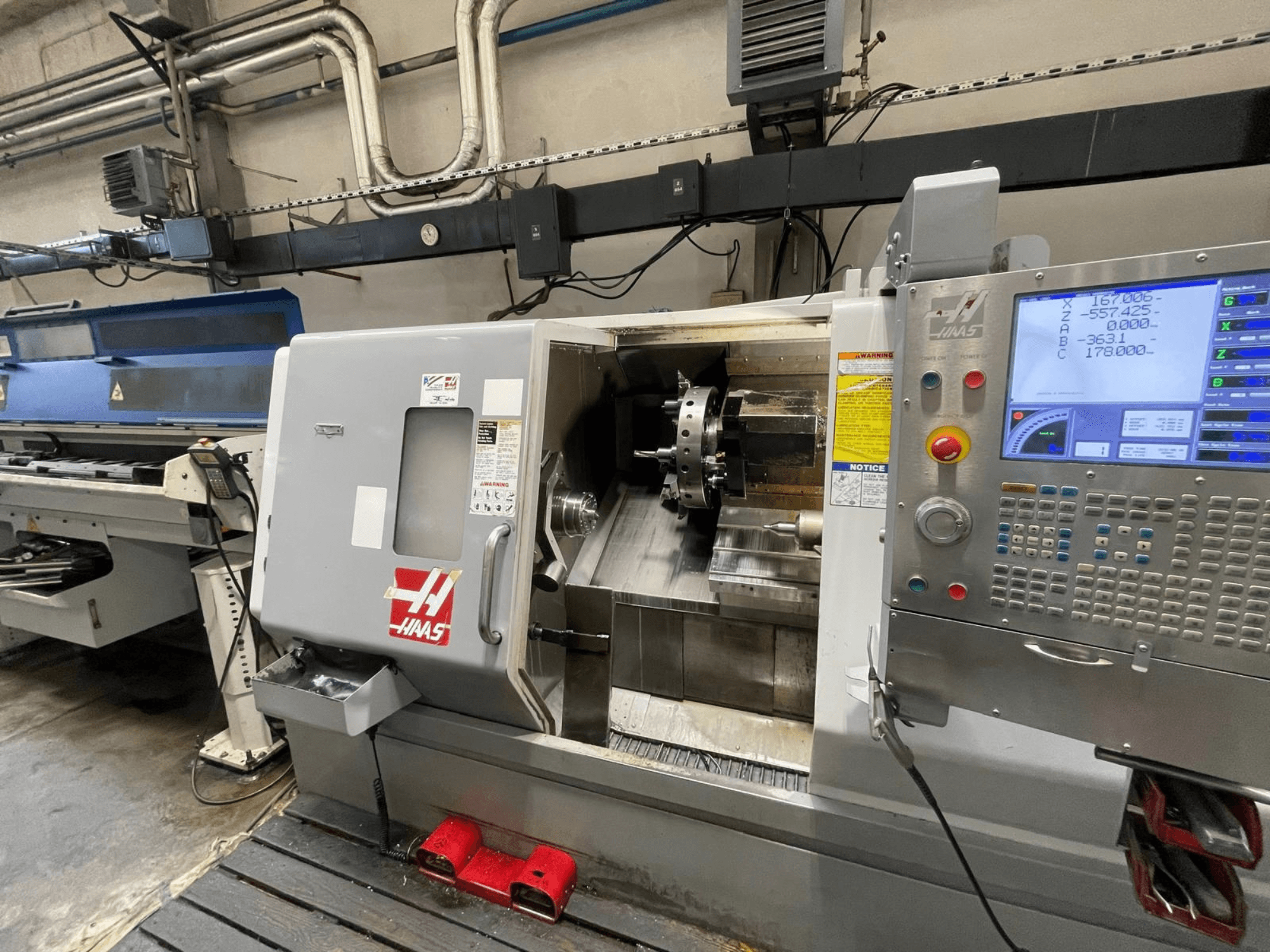 A műhelyben található Haas SL-30THE vízszintes eszterga, digitális vezérlőpanellel és szabadon látható munkaterülettel.