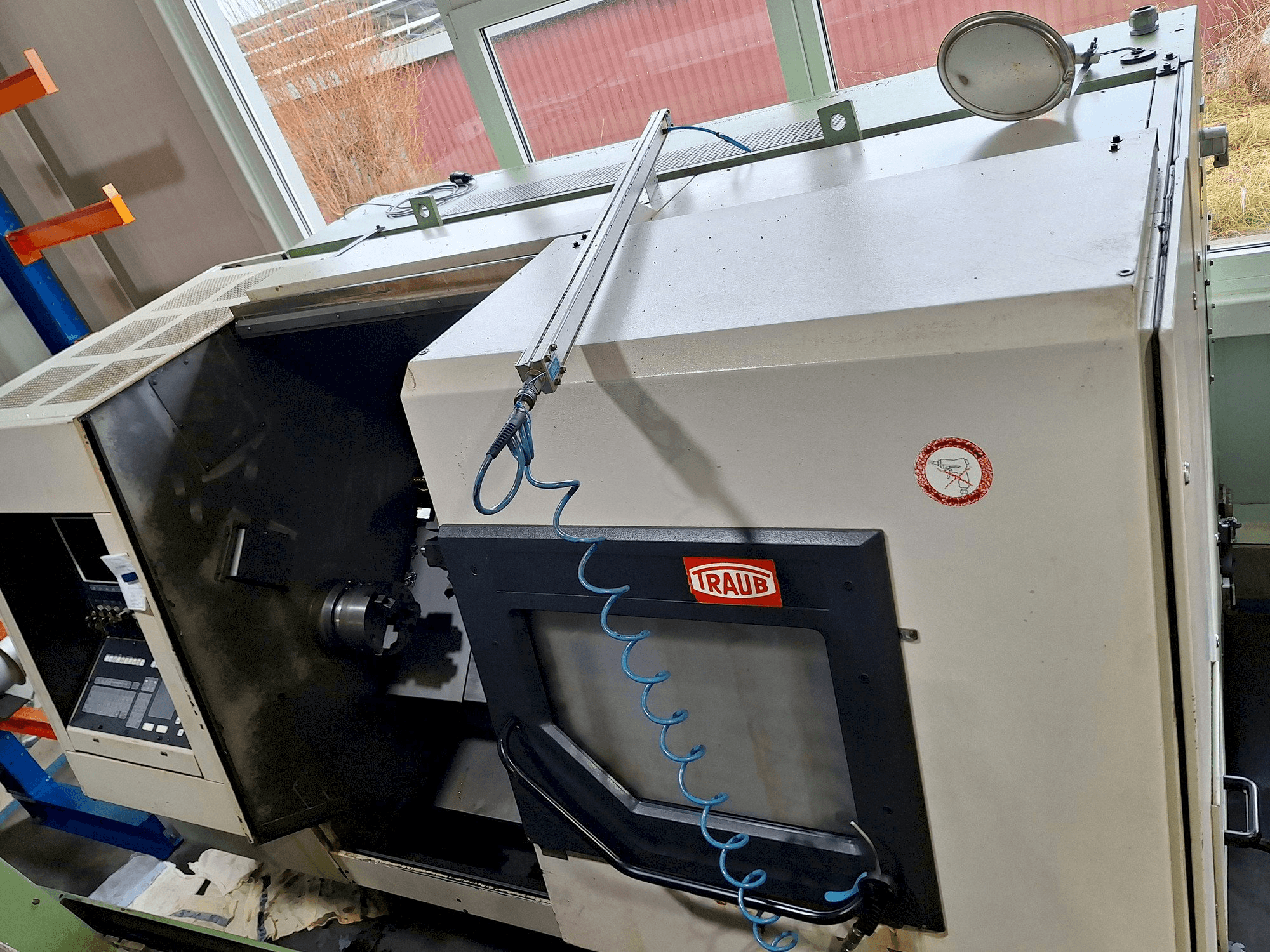 A TRAUB TND 400 gép elölnézete