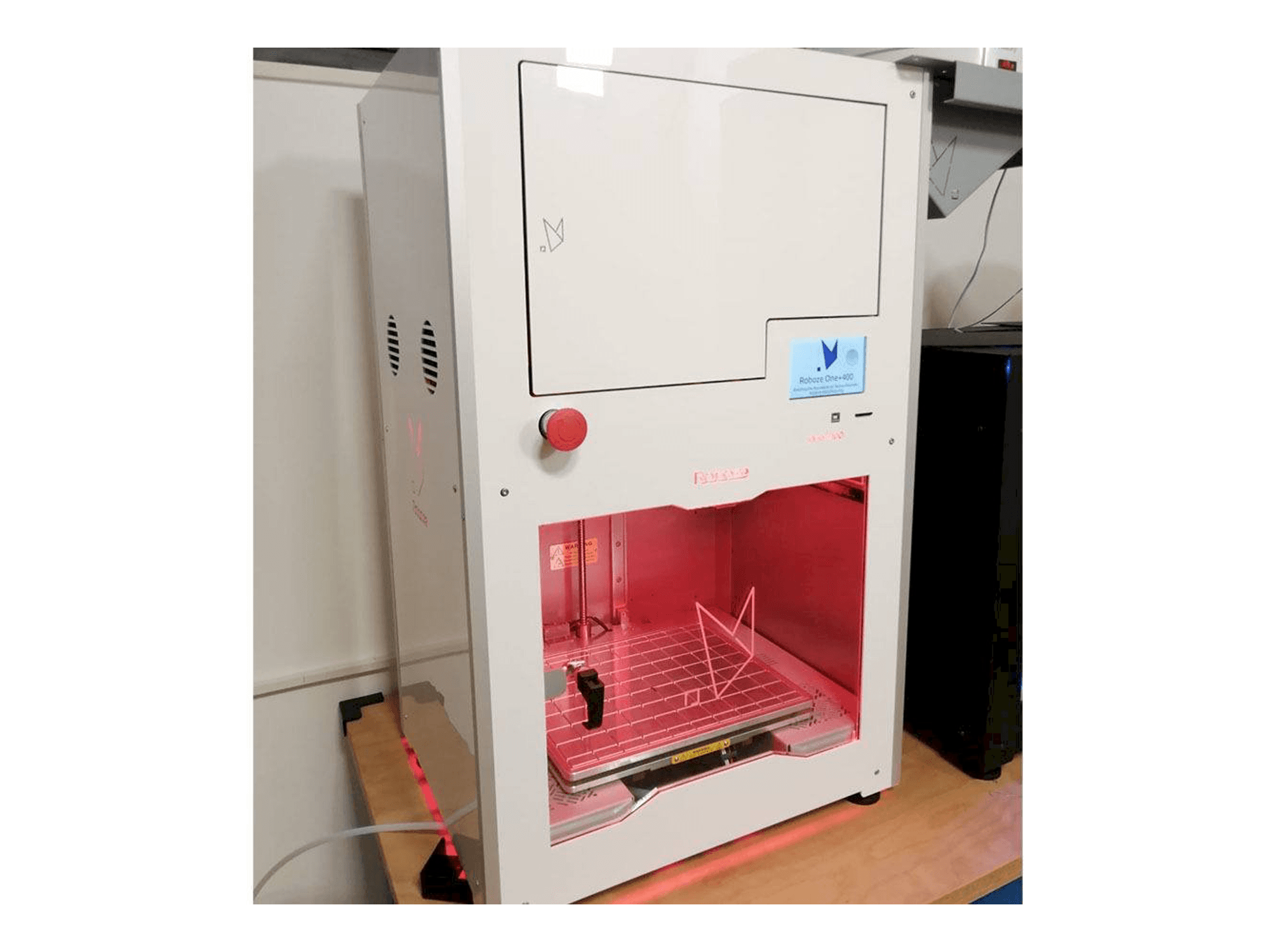 A Roboze One Plus 400 gép elölnézete