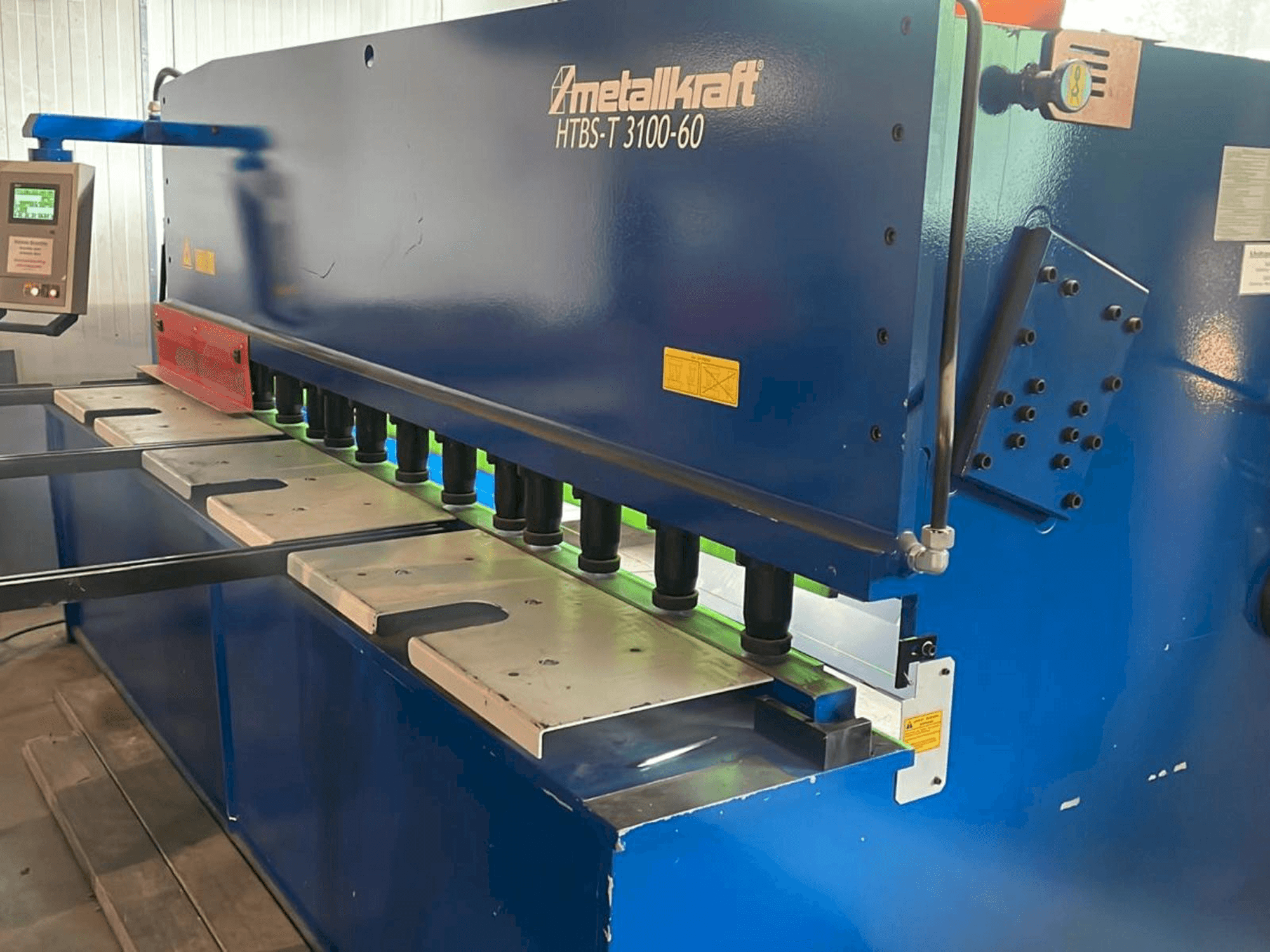 A Metallkraft HTBS-T 3100-60 gép elölnézete