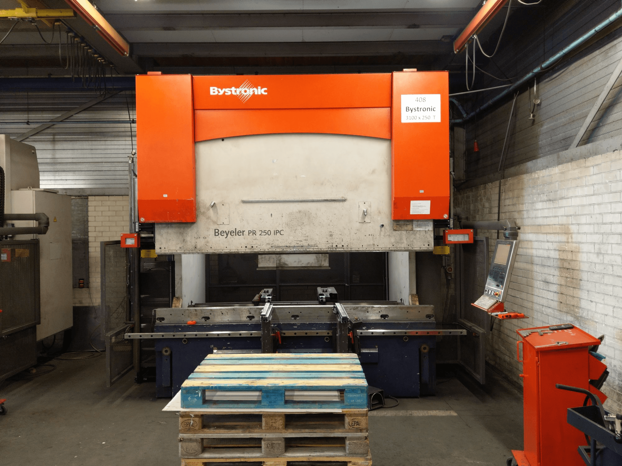 A Bystronic PR 250 X 3100 gép elölnézete