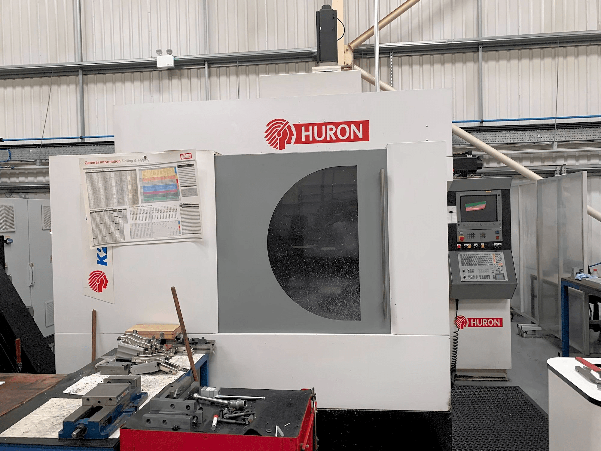 A Hurco K2X 10 gép elölnézete