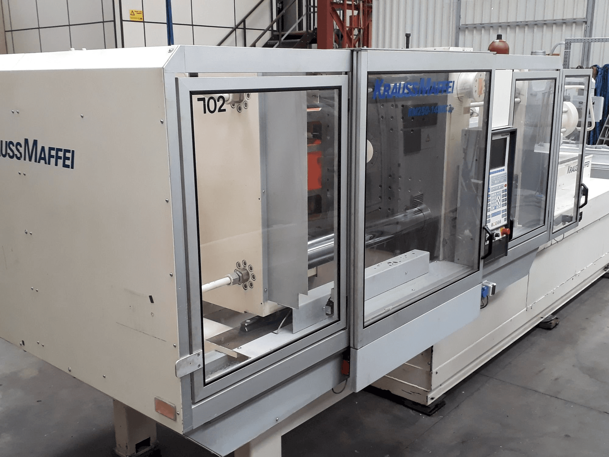 A Krauss Maffei 250-1400 C2 gép elölnézete