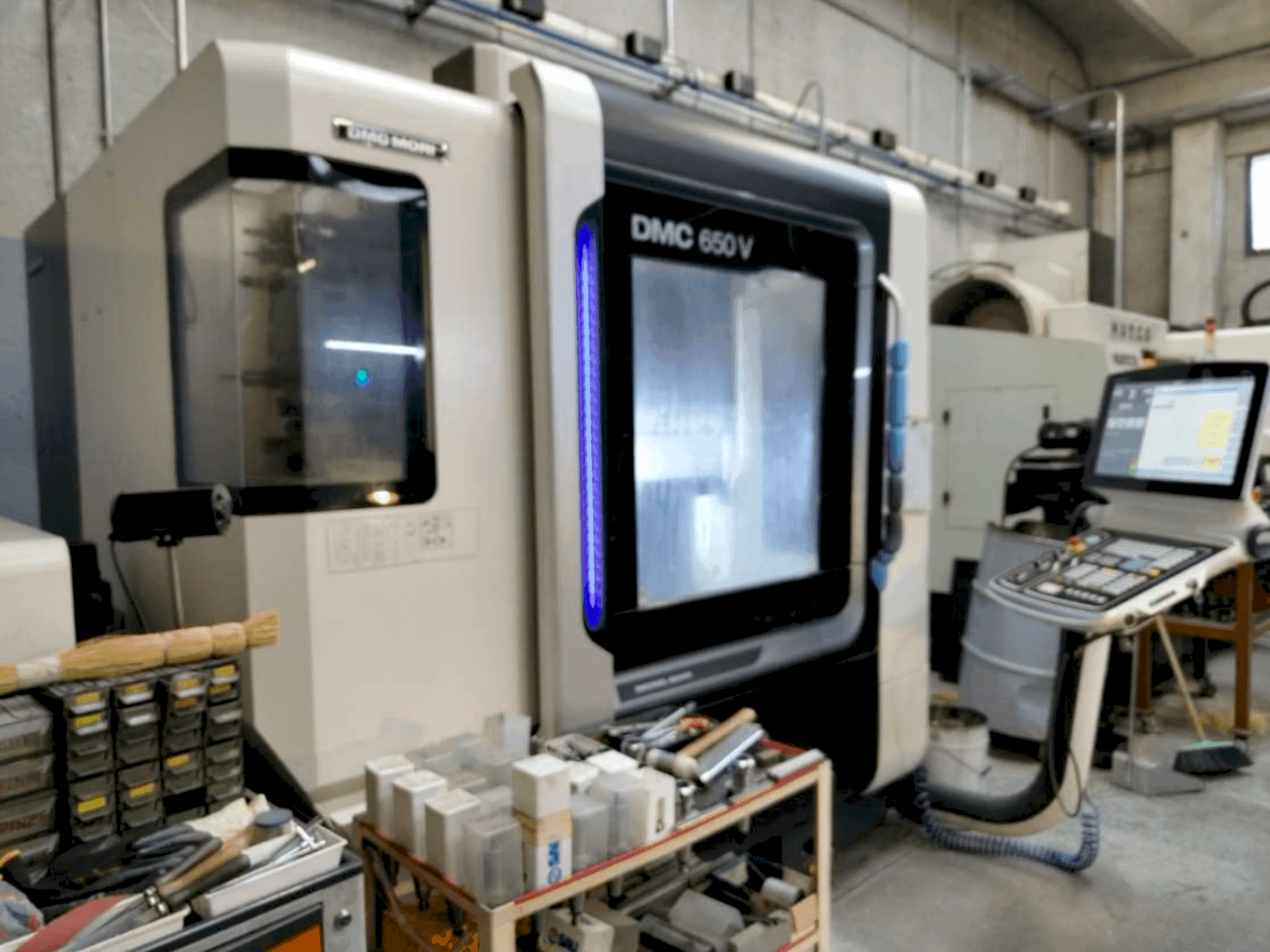 A DMG MORI DMC 650V gép elölnézete