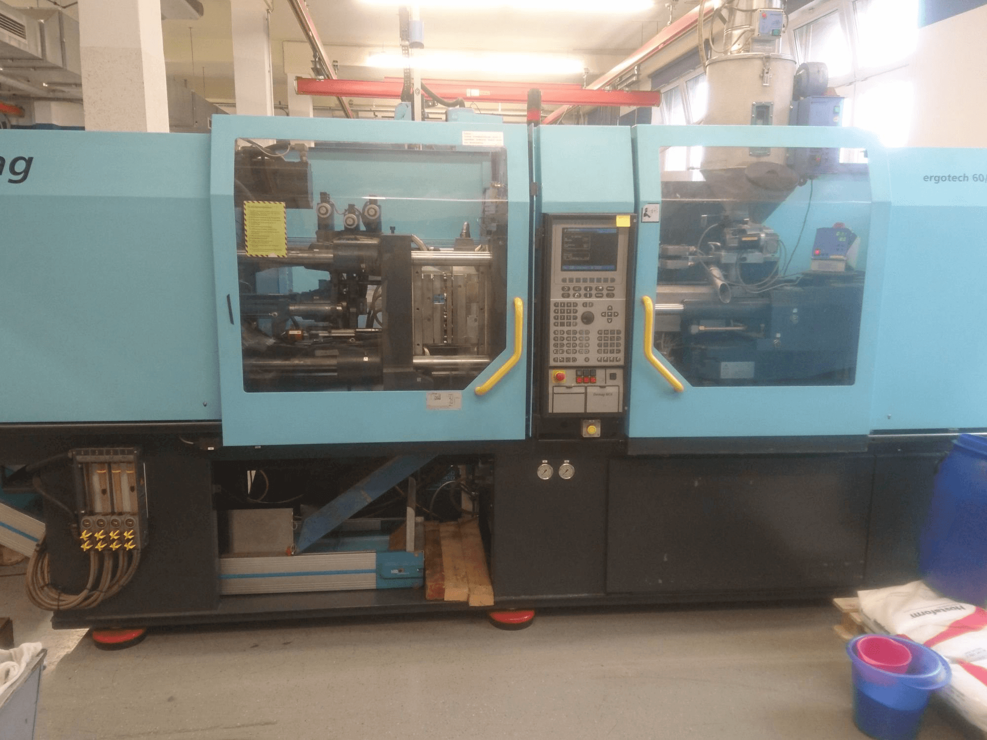 A DEMAG Ergotech 60/370-310 EL EXIS E gép elölnézete