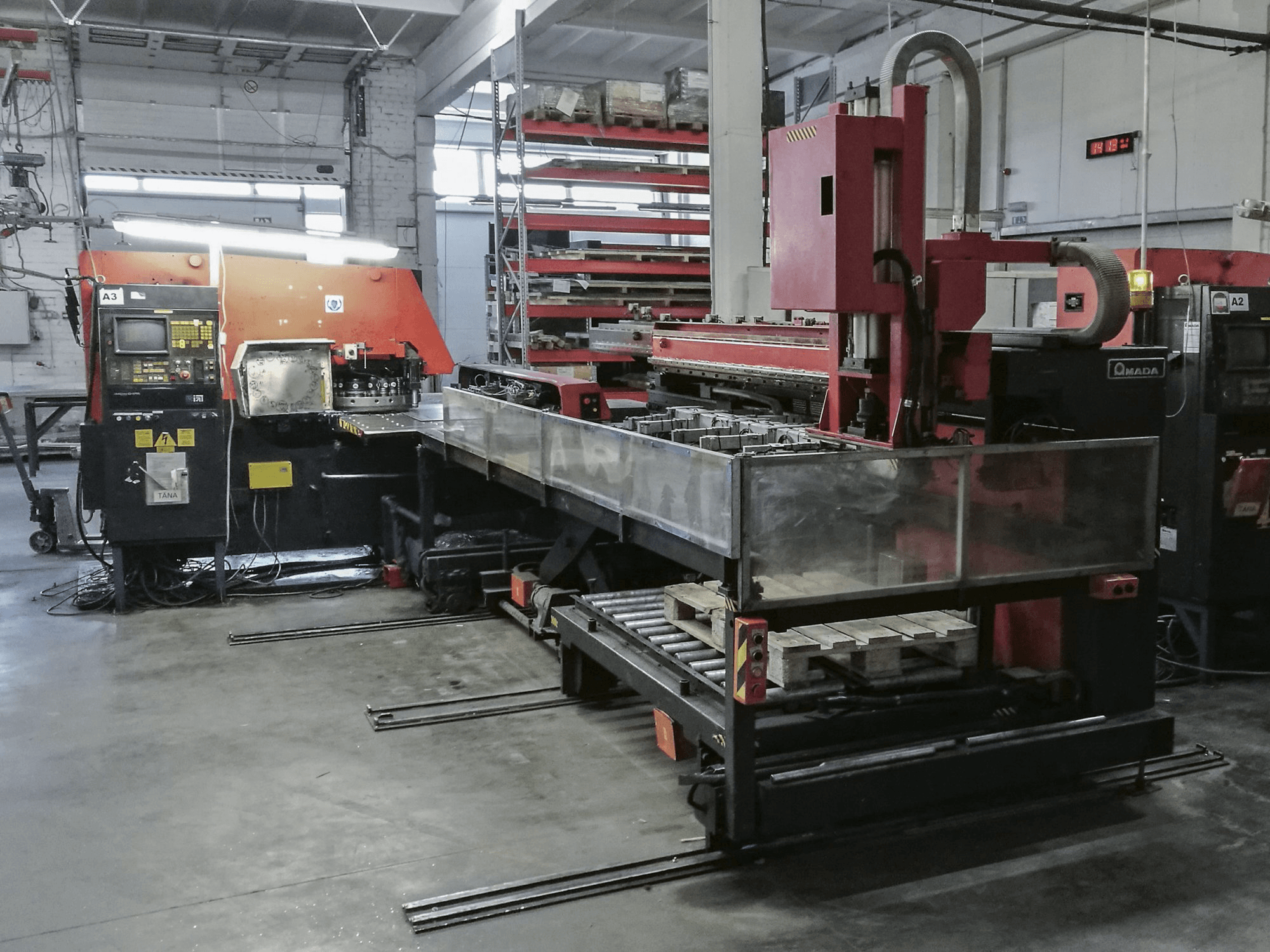 A AMADA ARIES 245 gép bal oldali nézete
