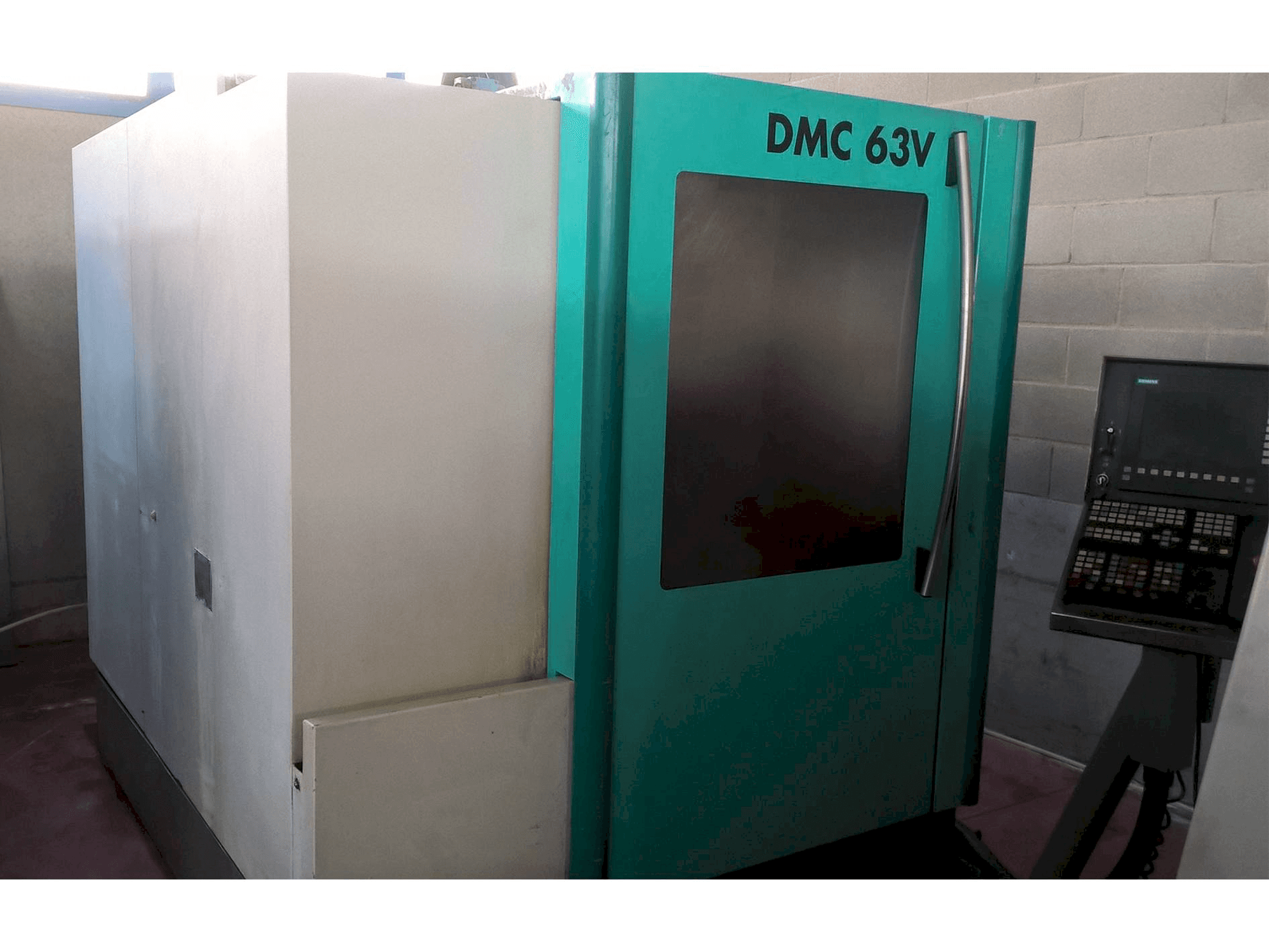 A DECKEL MAHO DMC 63V gép elölnézete