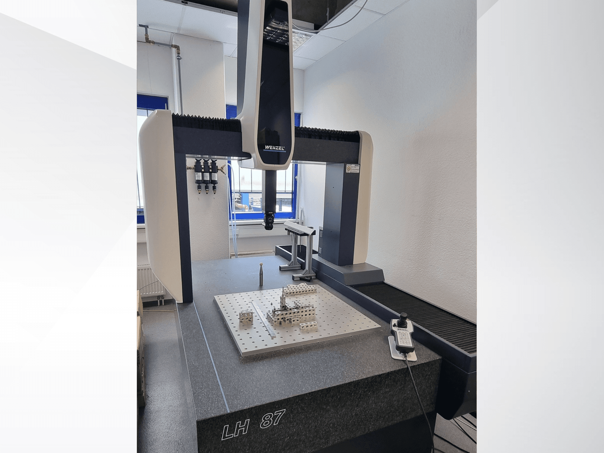 Wenzel LH 87 CMM laboratóriumi környezetben, elölnézetből, ahol a mérőérzékelő egy precíziós mérőlap felett helyezkedik el, és látható a digitális vezérlőegység.