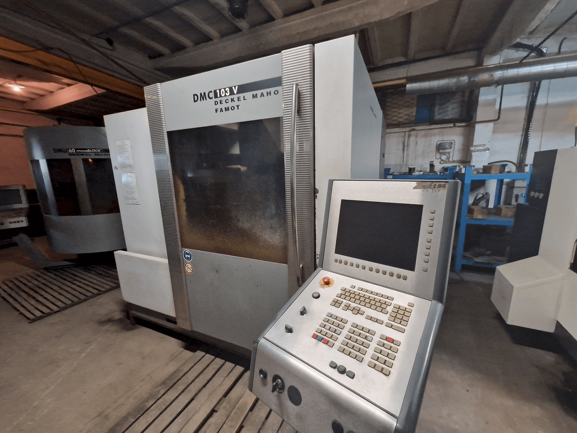 A DMG DMC 103V gép elölnézete
