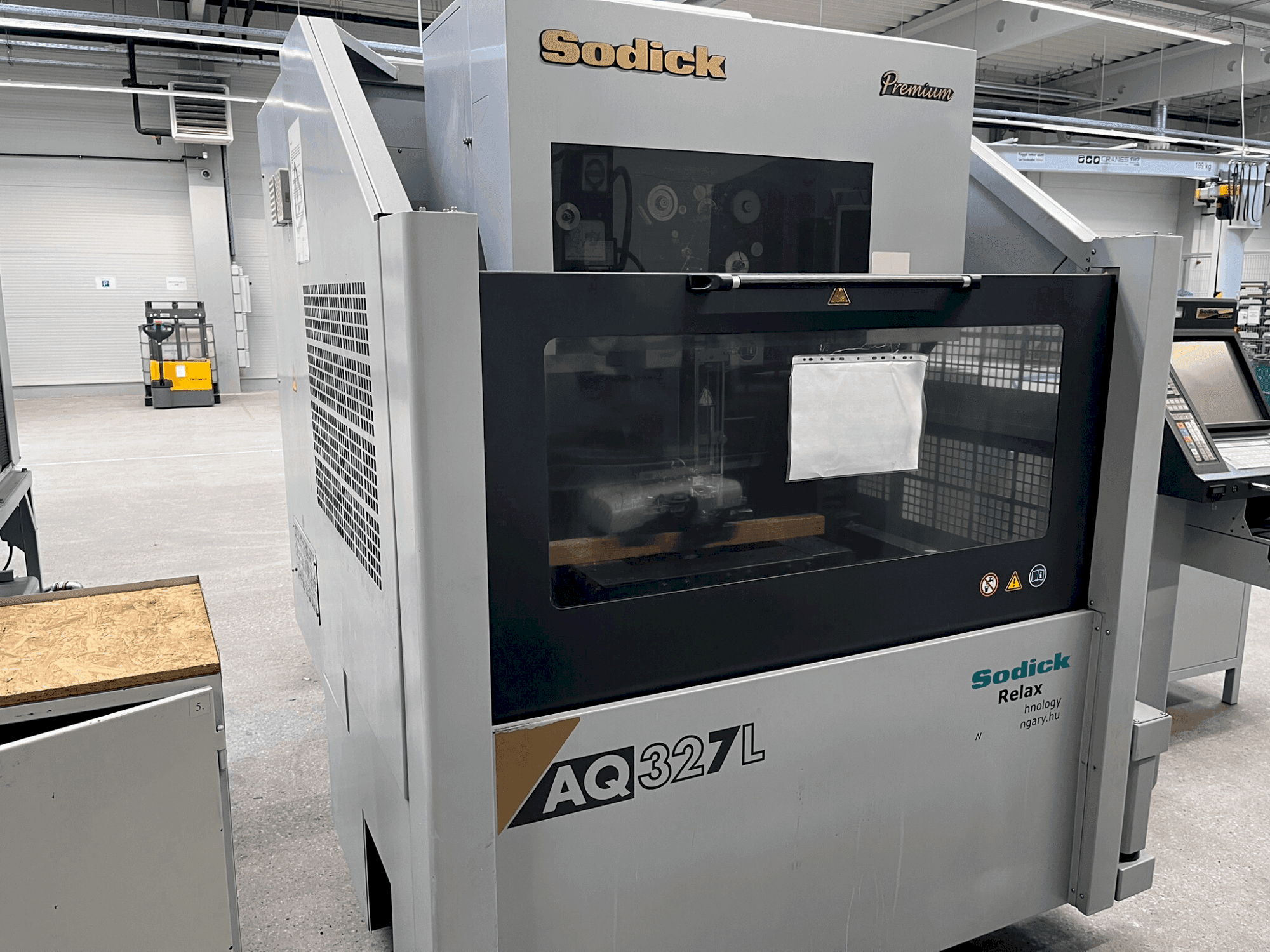 A Sodick AQ327L gép elölnézete