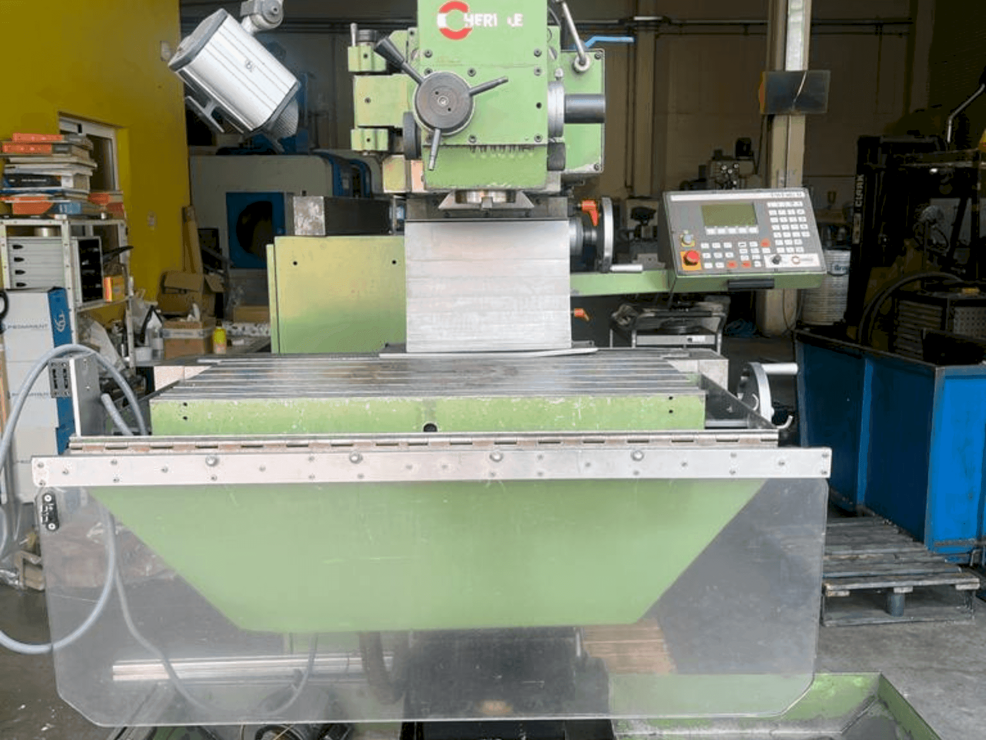 A HERMLE UWF 802M gép elölnézete