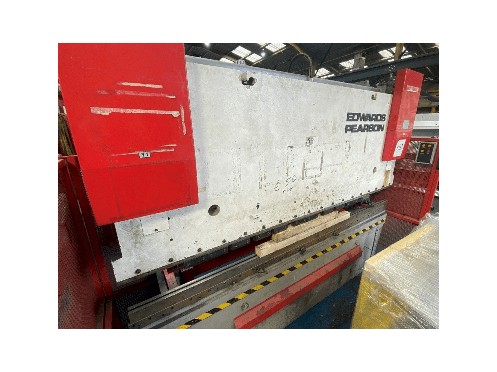 A EDWARDS PEARSON PR6 100/3100 gép elölnézete