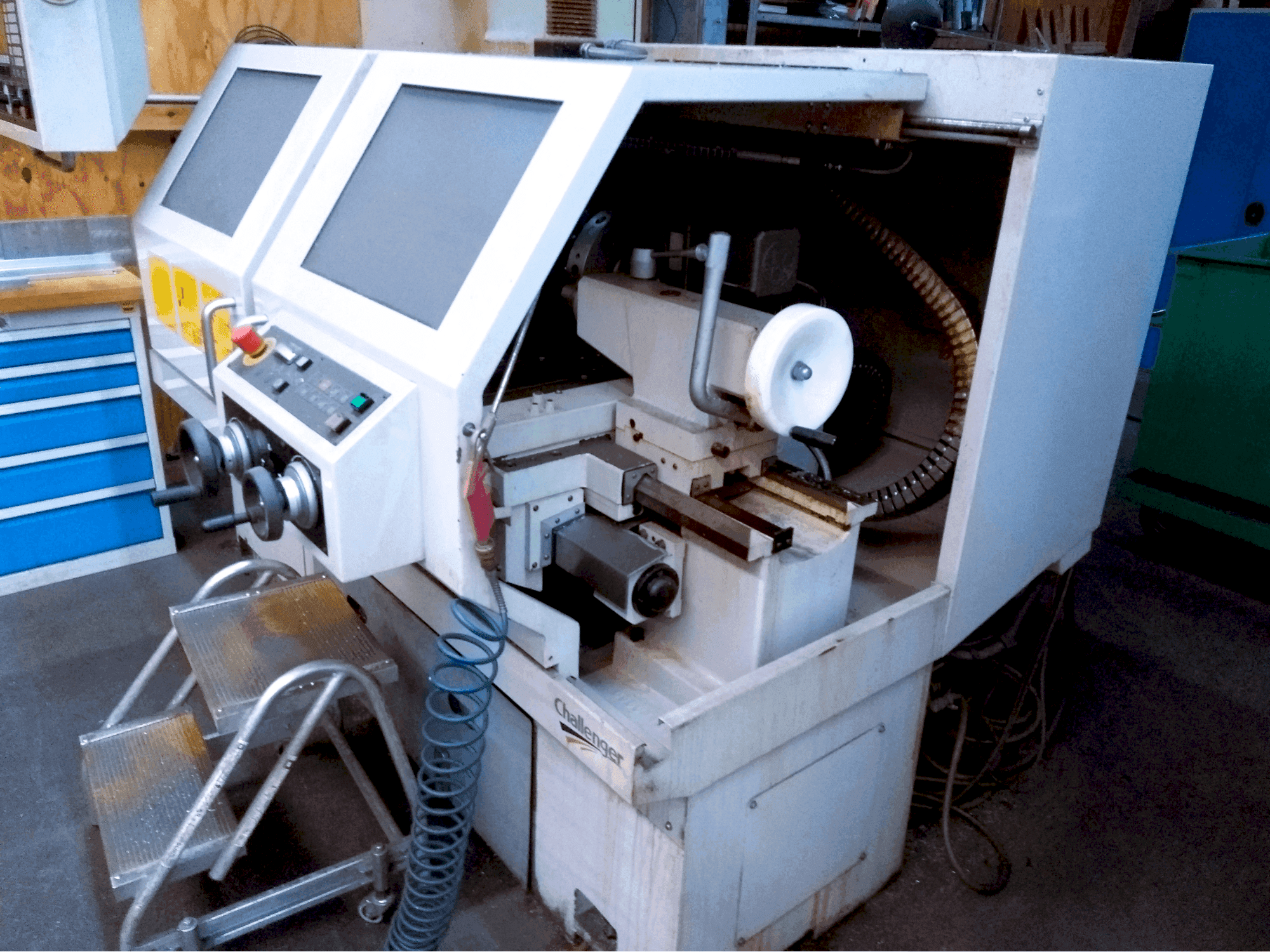 A Challenger MICROTURN BNC 446 gép elölnézete