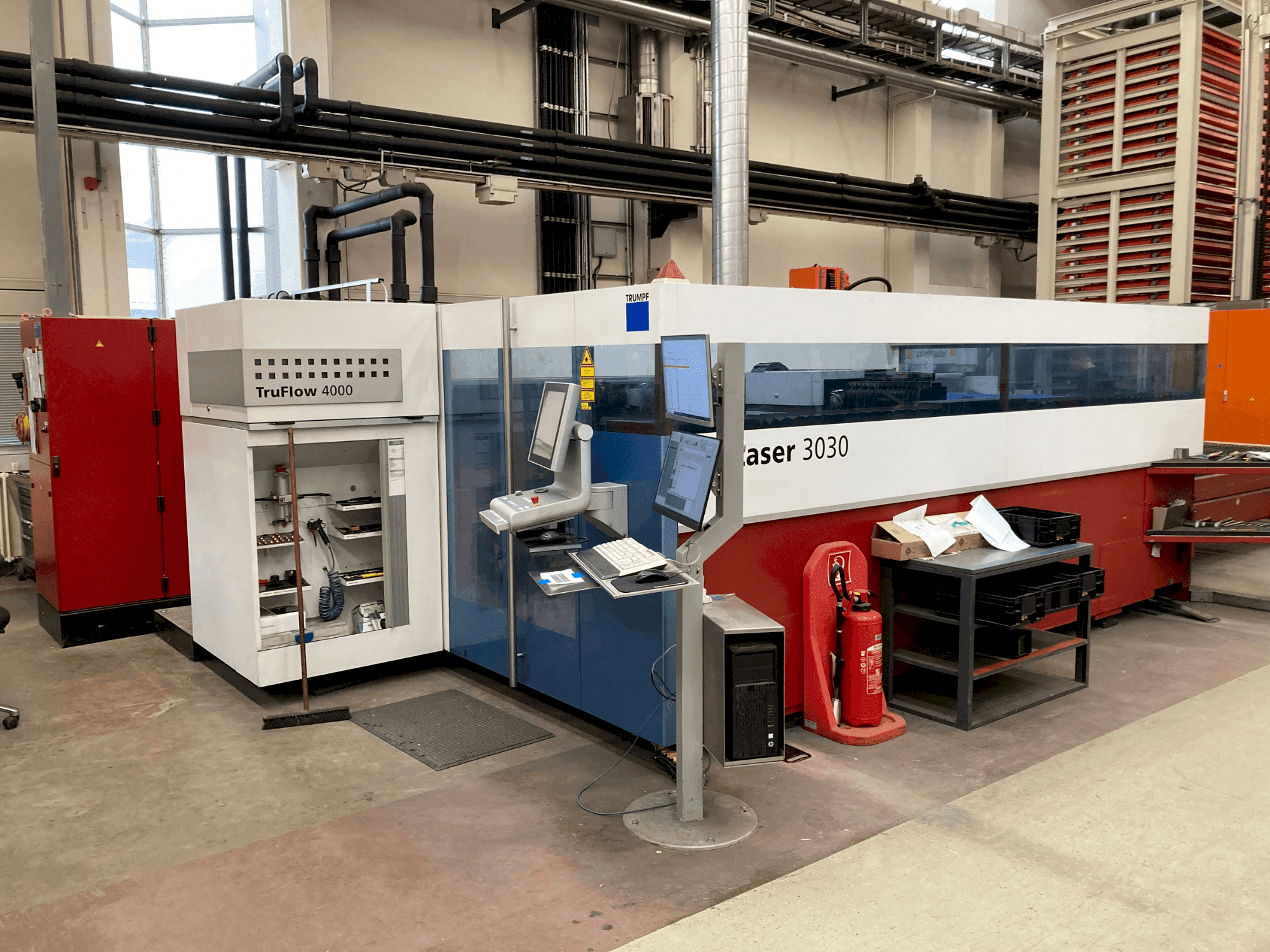 A TRUMPF TruLaser 3030 gép elölnézete