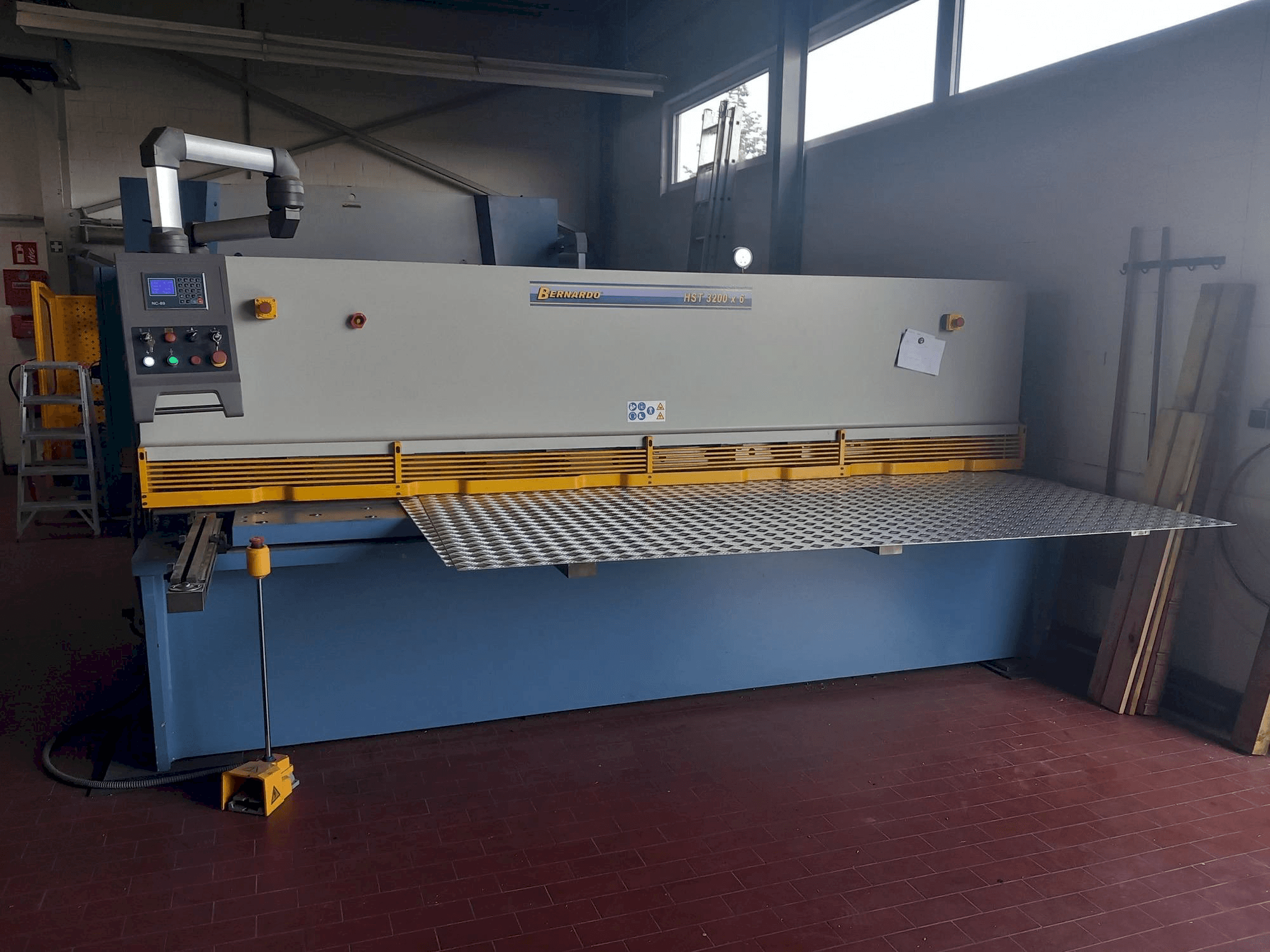 A Bernardo HST-3200X6 gép elölnézete