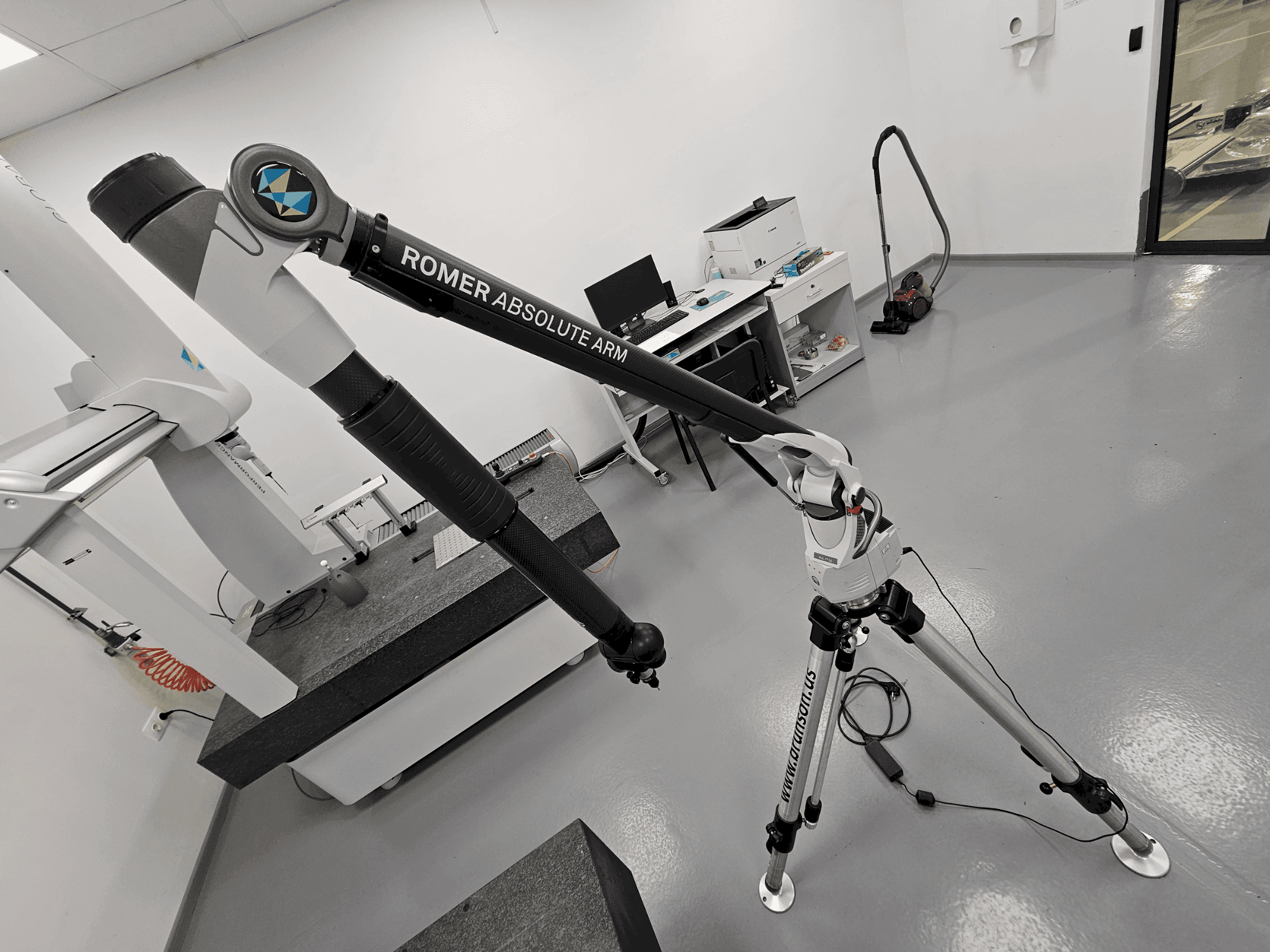 A ROMER Absolute Arm 7730 gép elölnézete