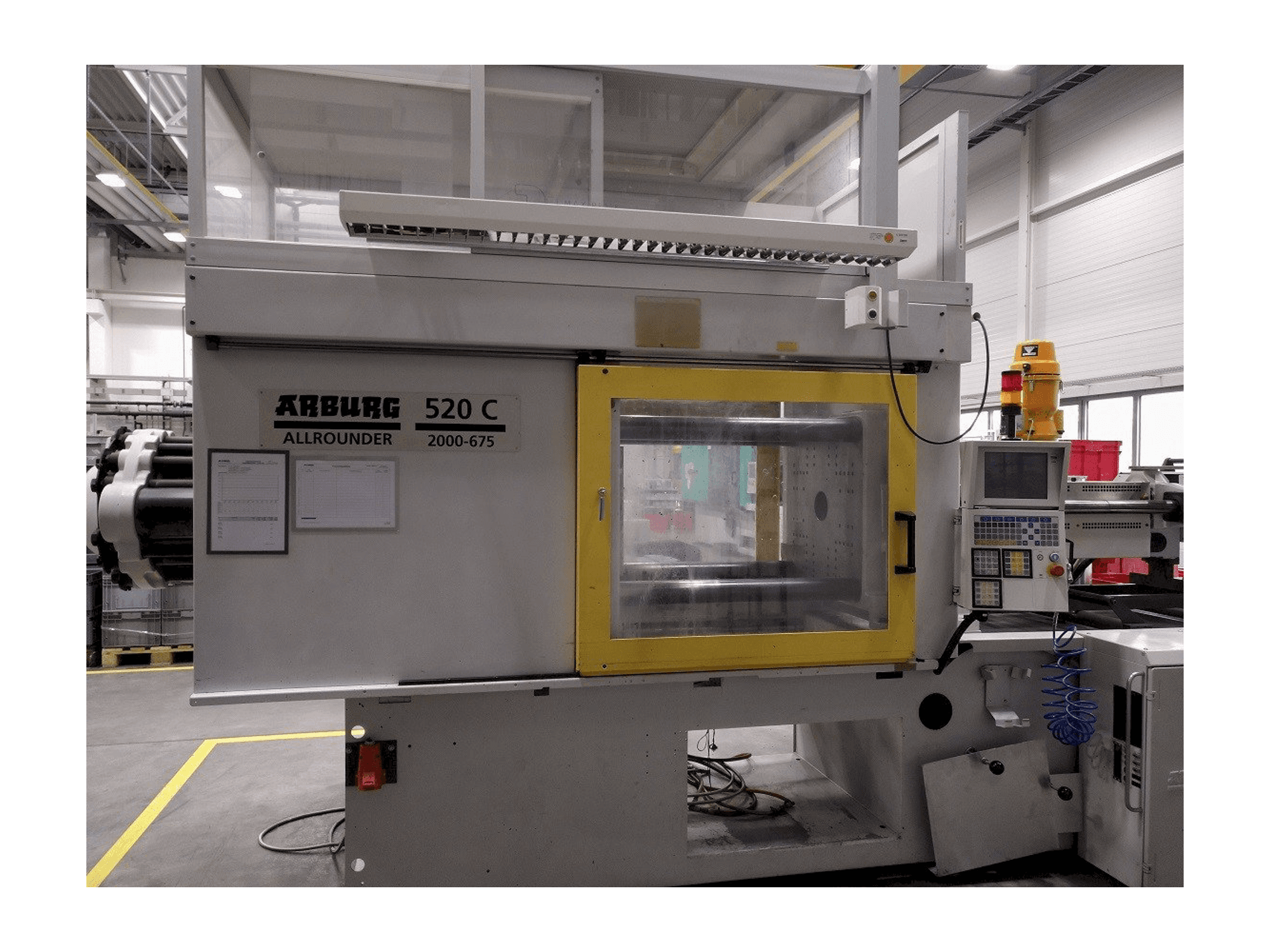 A Arburg 520 C 2000–675 gép elölnézete