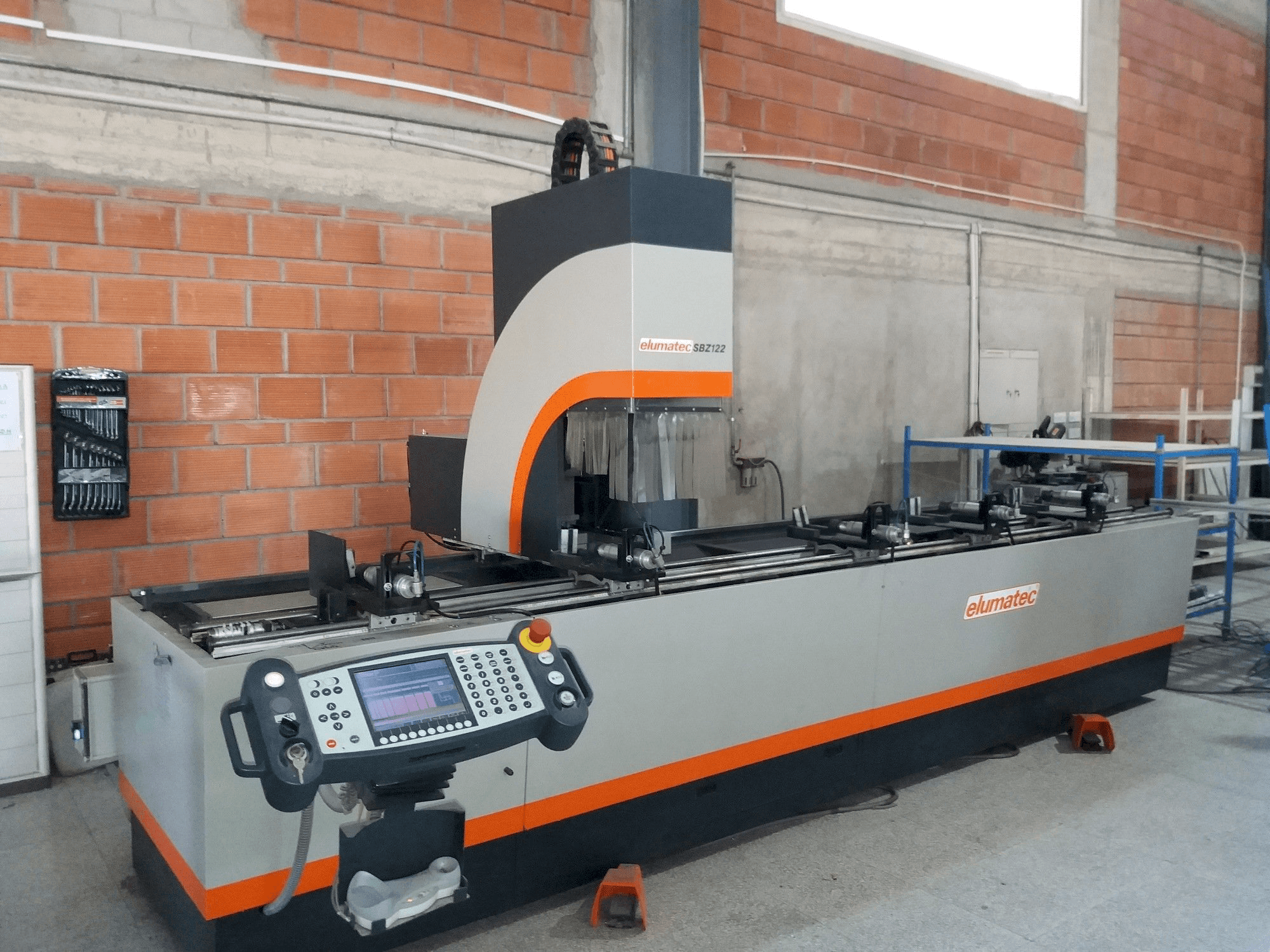 A Elumatec Sbz 122 gép elölnézete