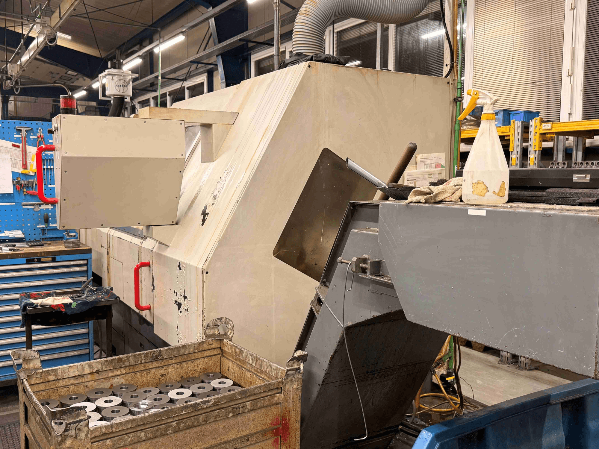 A műhelyben álló ZPS S-60 CNC vízszintes eszterga, oldalnézetben, látható munkadarabokkal és kezelőszervekkel.