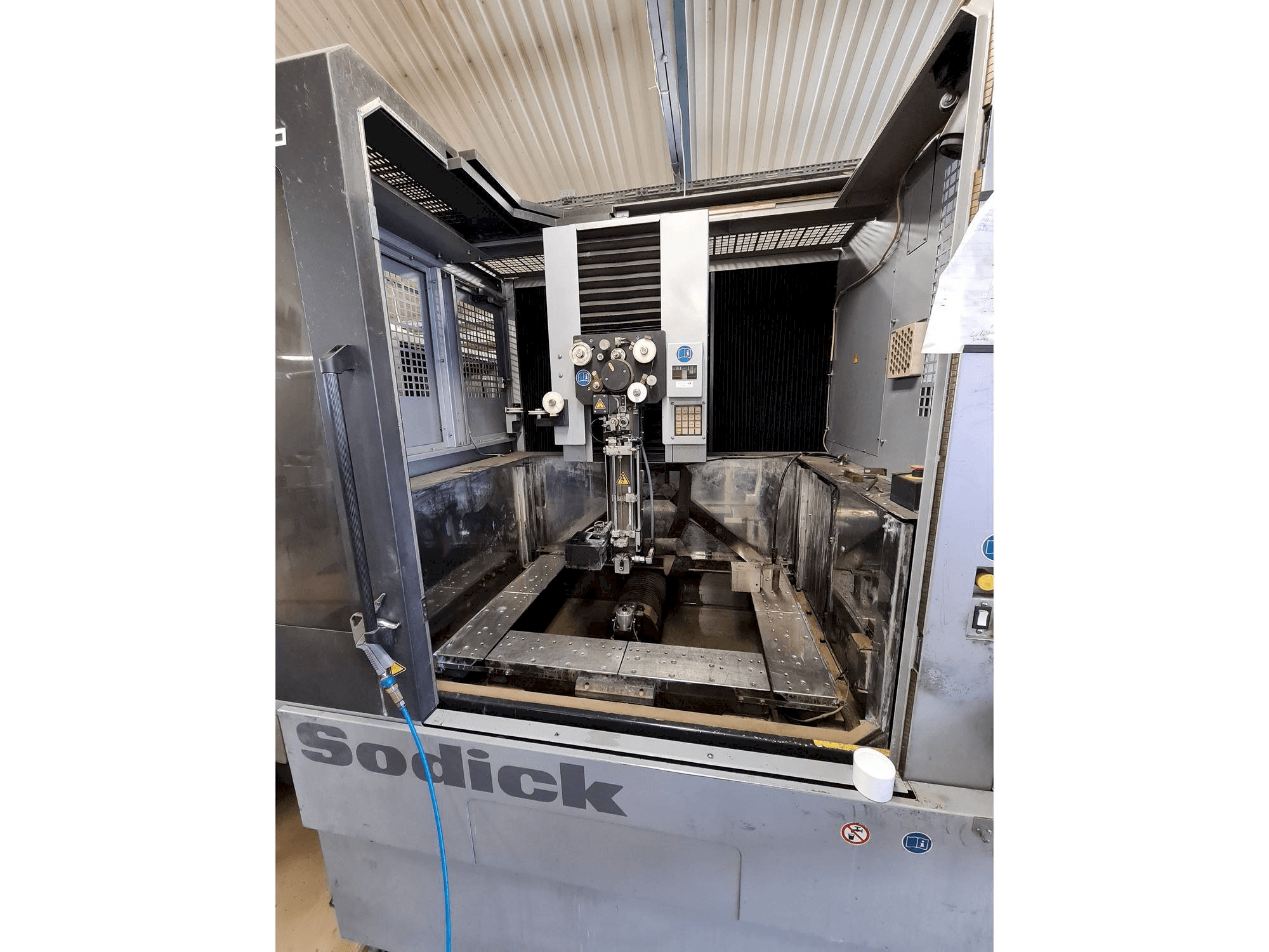 A Sodick AQ750L gép elölnézete