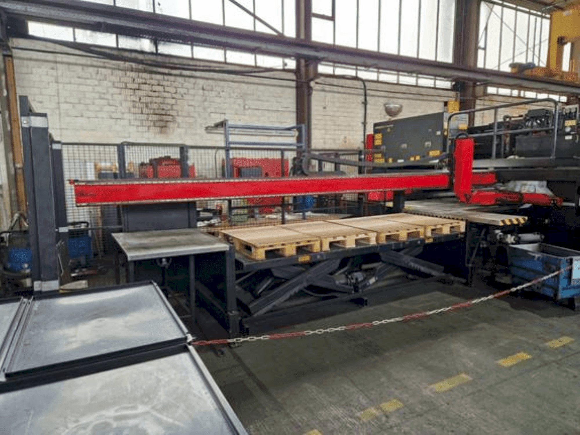 A AMADA AP3-2610 V gép elölnézete