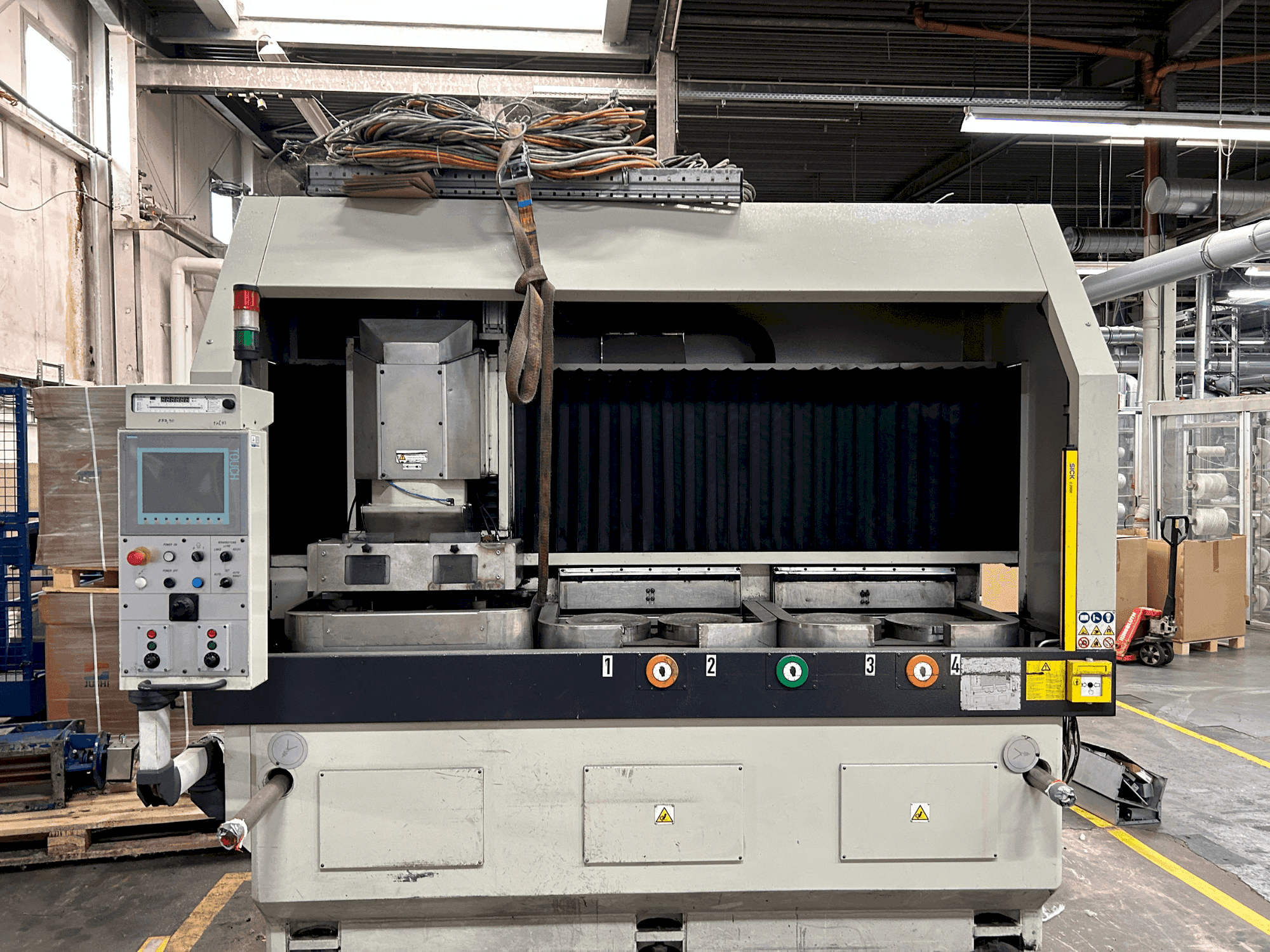 A Lodi VHP 300 4T CN gép elölnézete