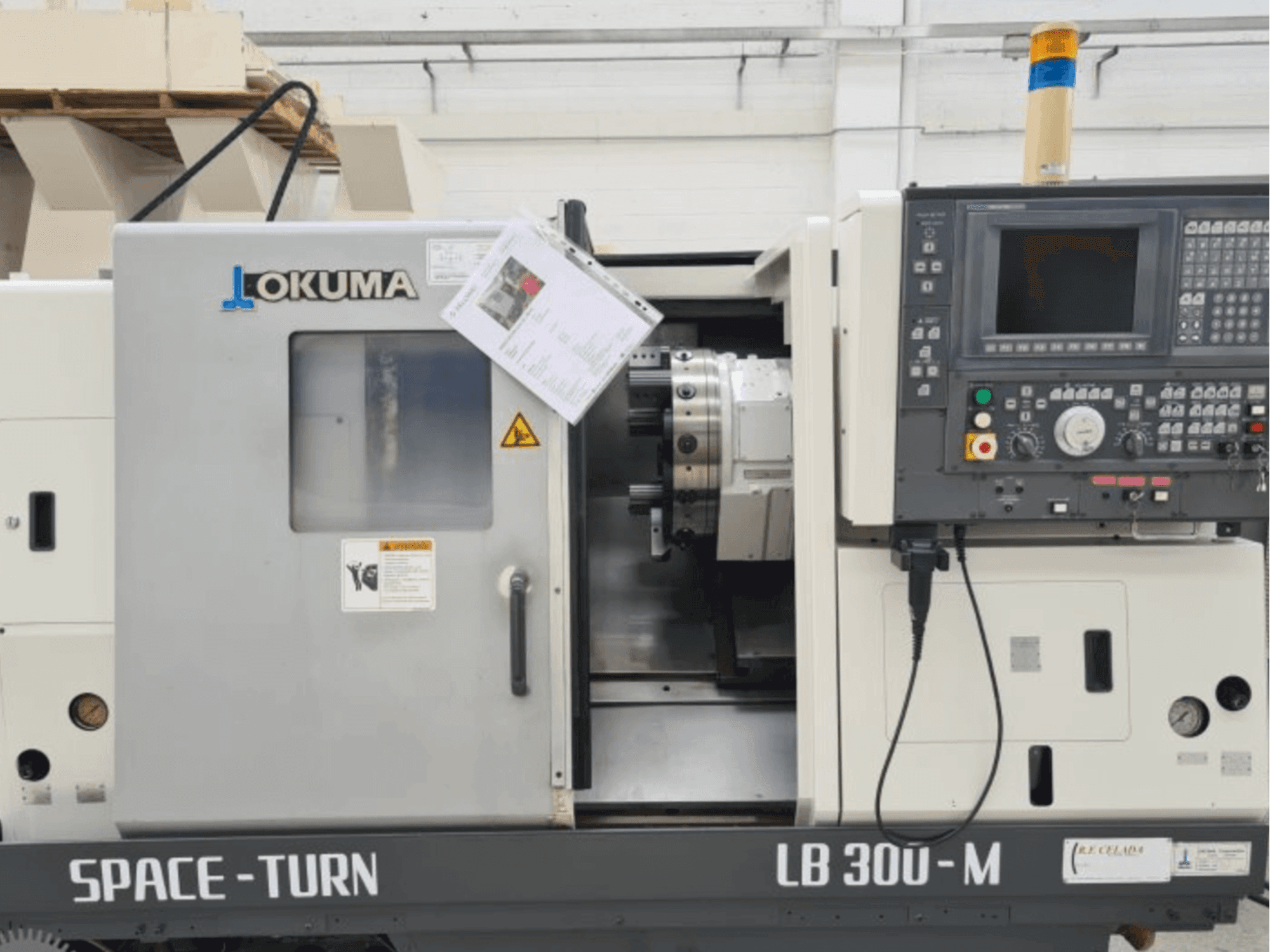 A Okuma LB 300 gép elölnézete