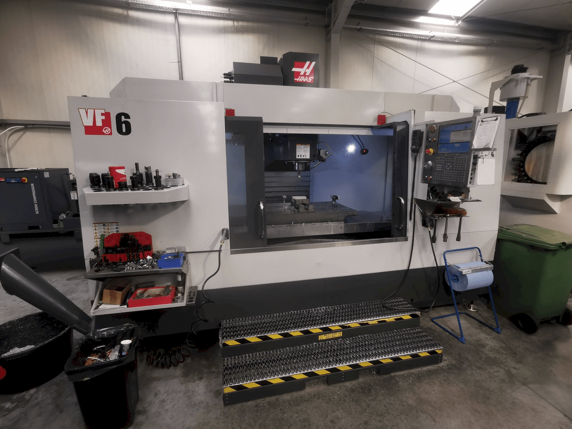 A HAAS VF-6/40 gép elölnézete