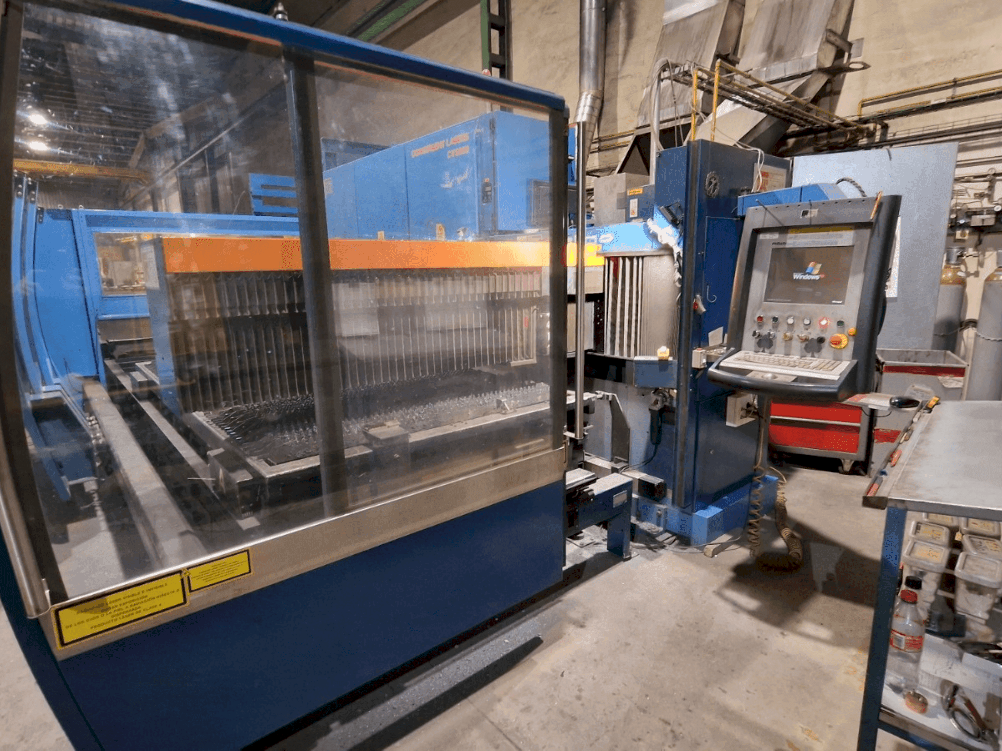 A Prima Industrie PLATINO 1530 gép elölnézete