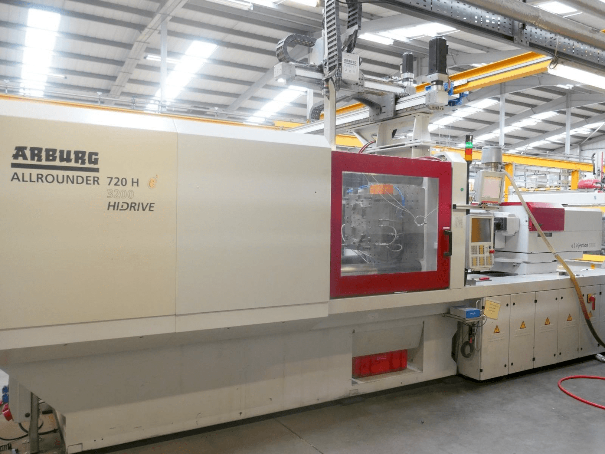A Arburg Allrounder 720H 3200 1300 gép elölnézete