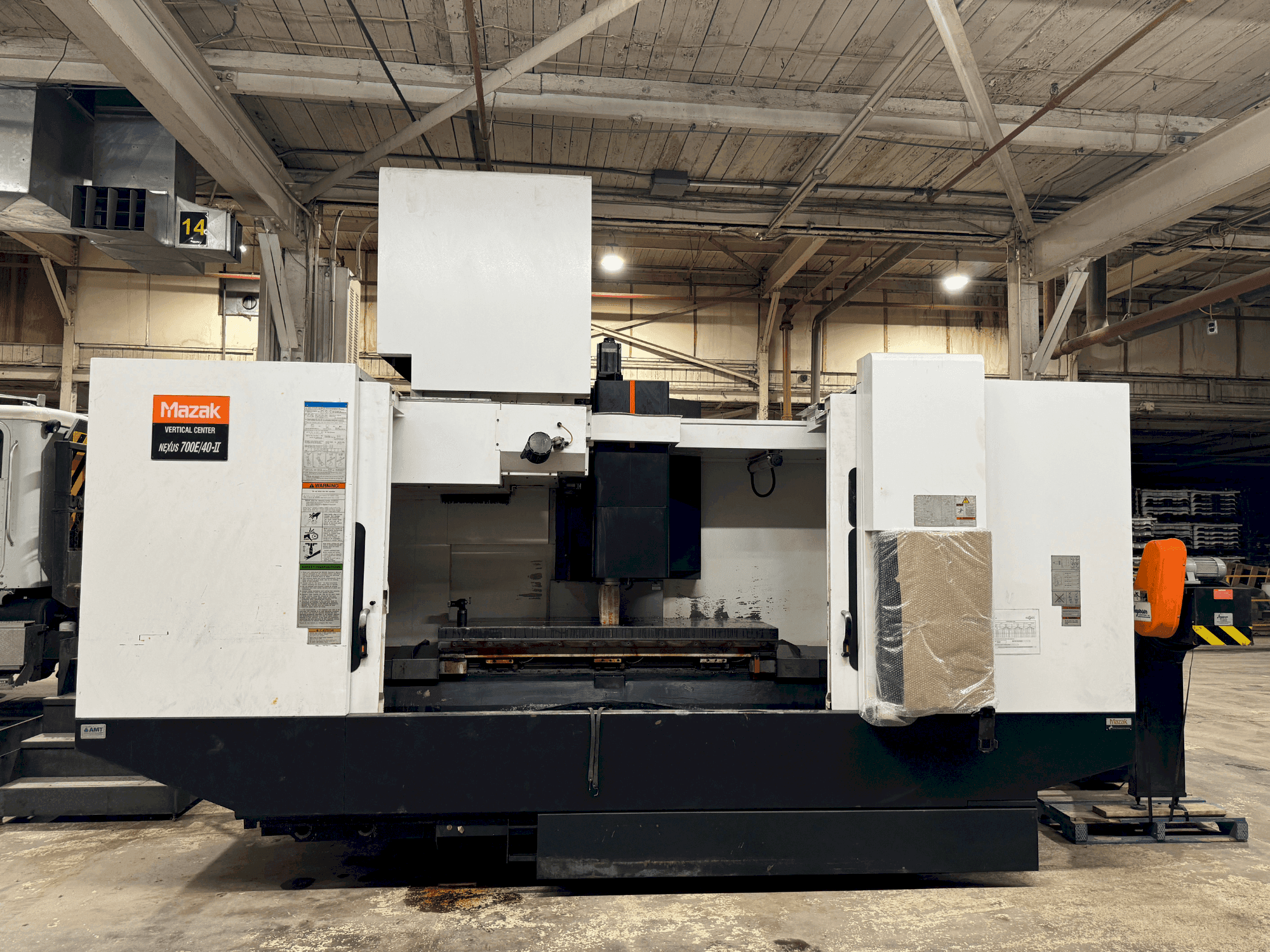 A Mazak VCN 700E/40-II gép elölnézete