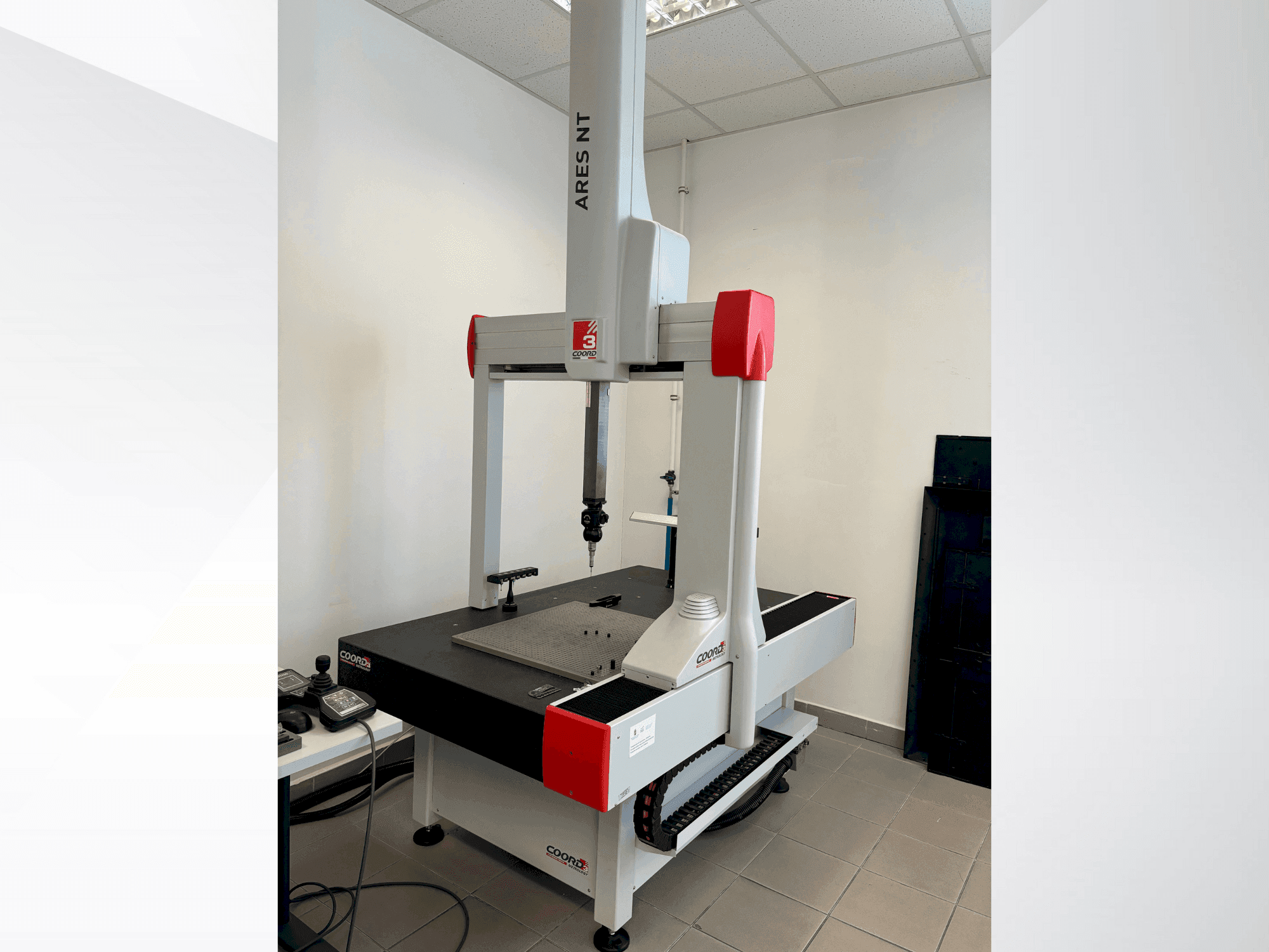 A Coord3 ARES NT gép elölnézete