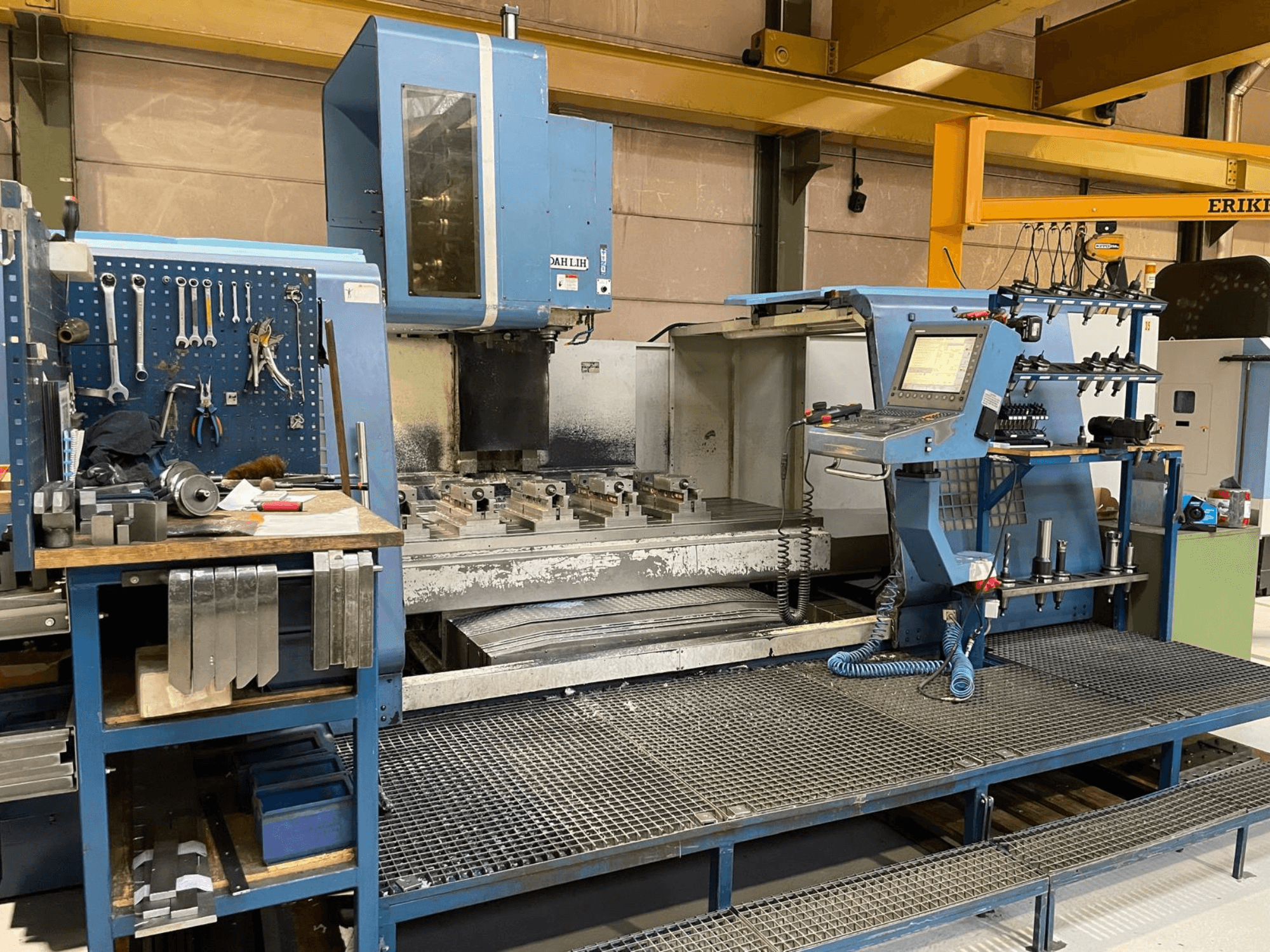 DAH LIH MCV2600 függőleges megmunkálóközpont előlnézetben, a vezérlőpanel, a munkaasztal és a szerszámtároló terület bemutatásával.