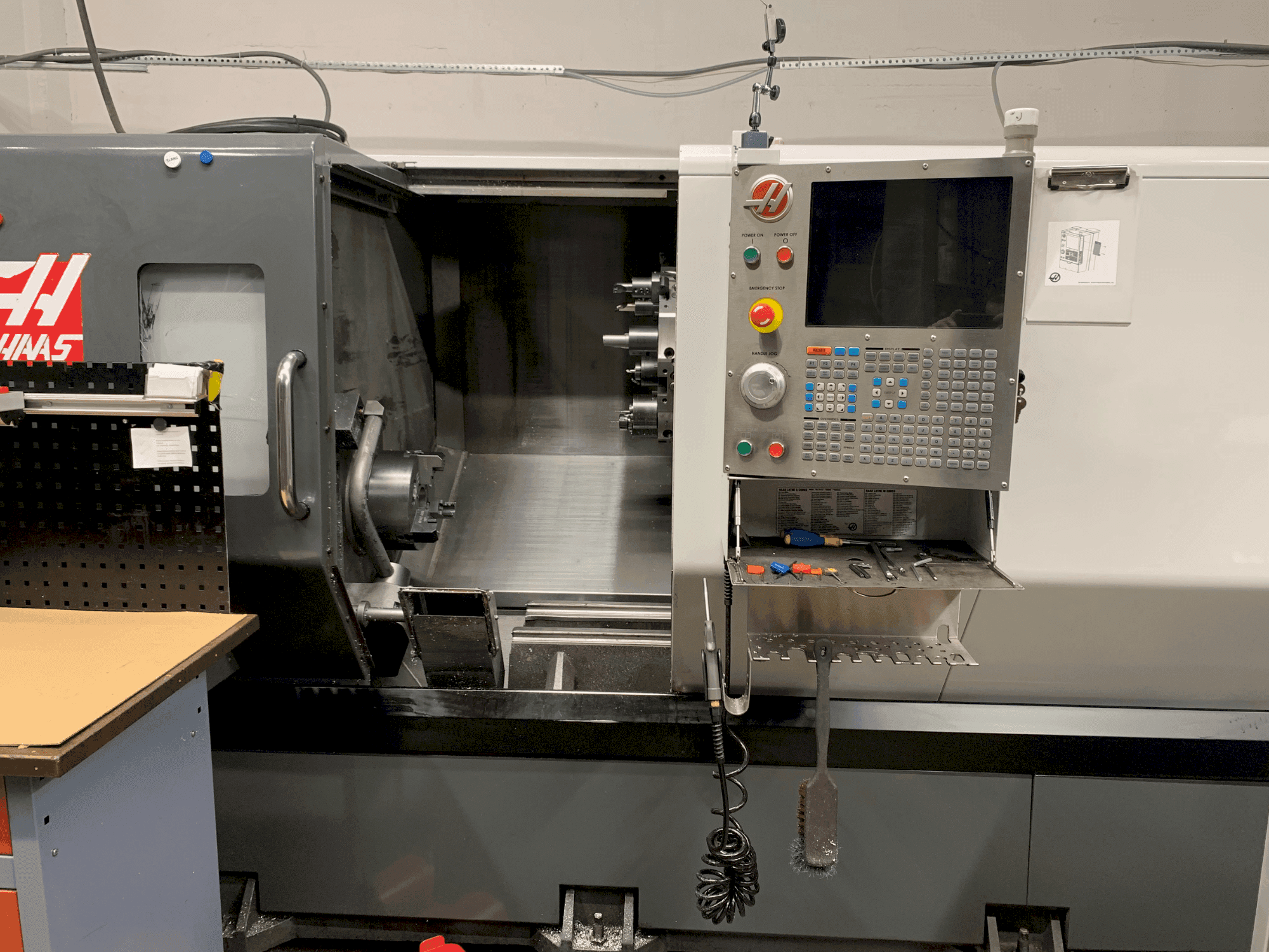 A HAAS ST-30Y gép elölnézete