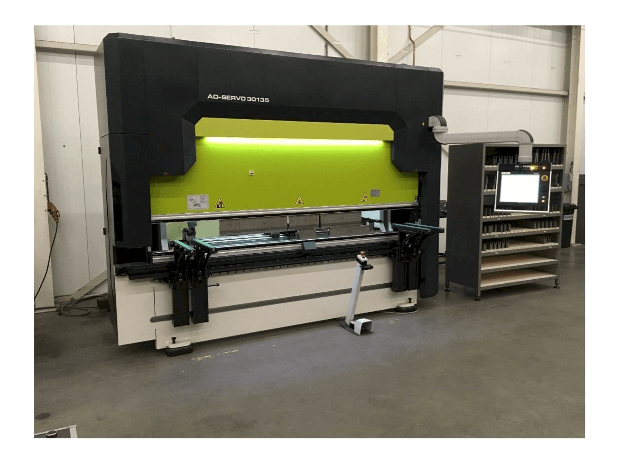 A Durma AD-S 30135 Servo gép elölnézete