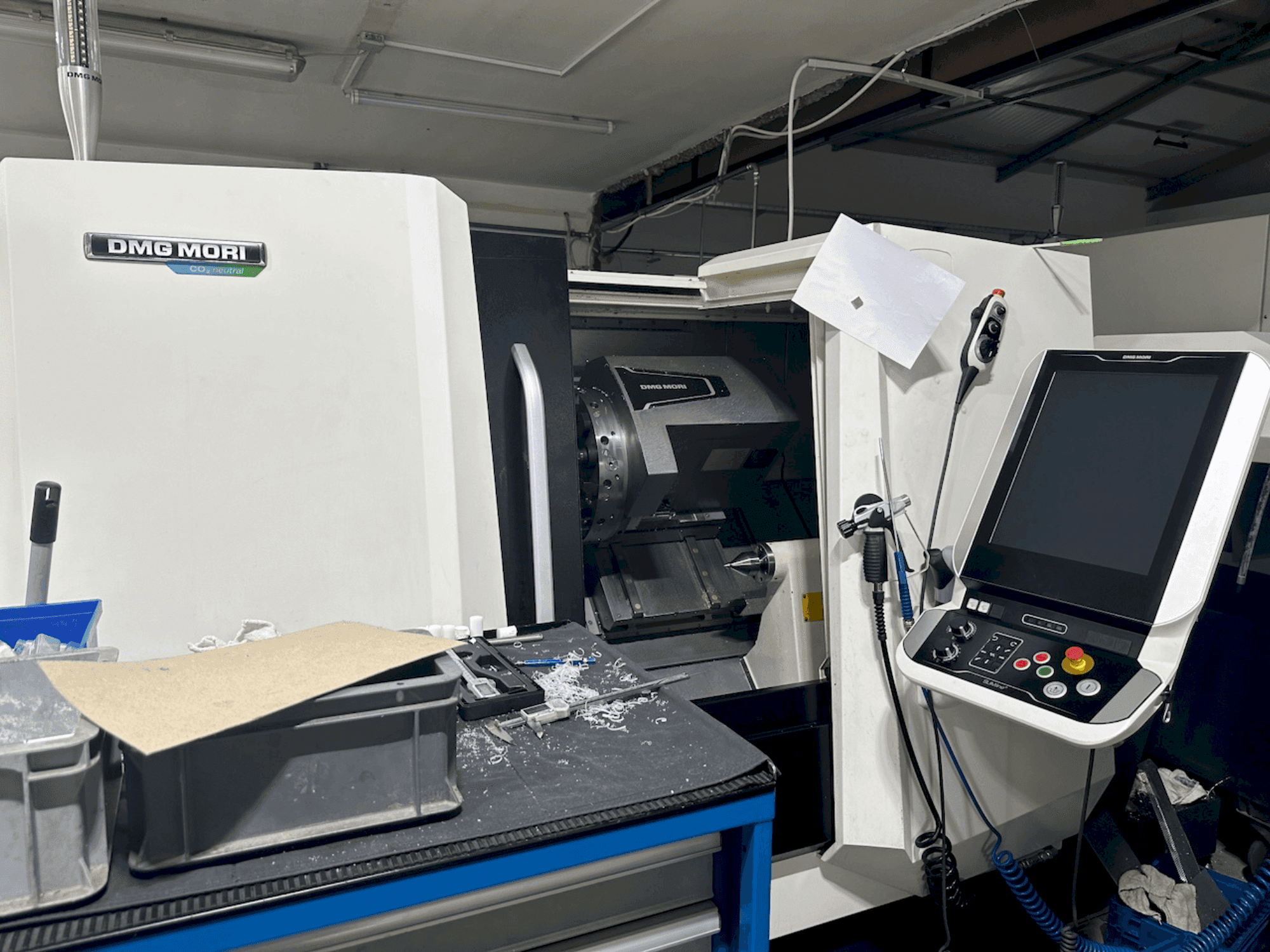 A DMG MORI CLX 350 V4 gép elölnézete