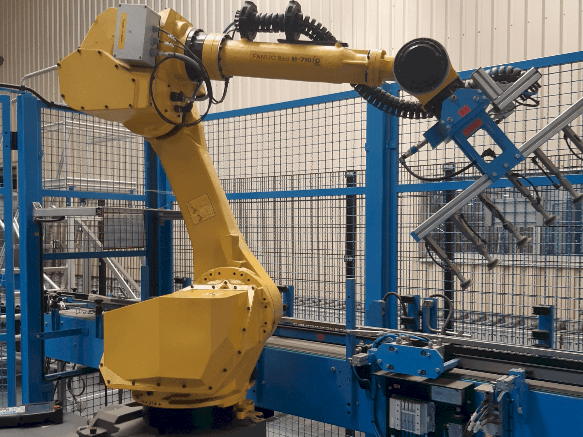 A FANUC M-710iC gép elölnézete